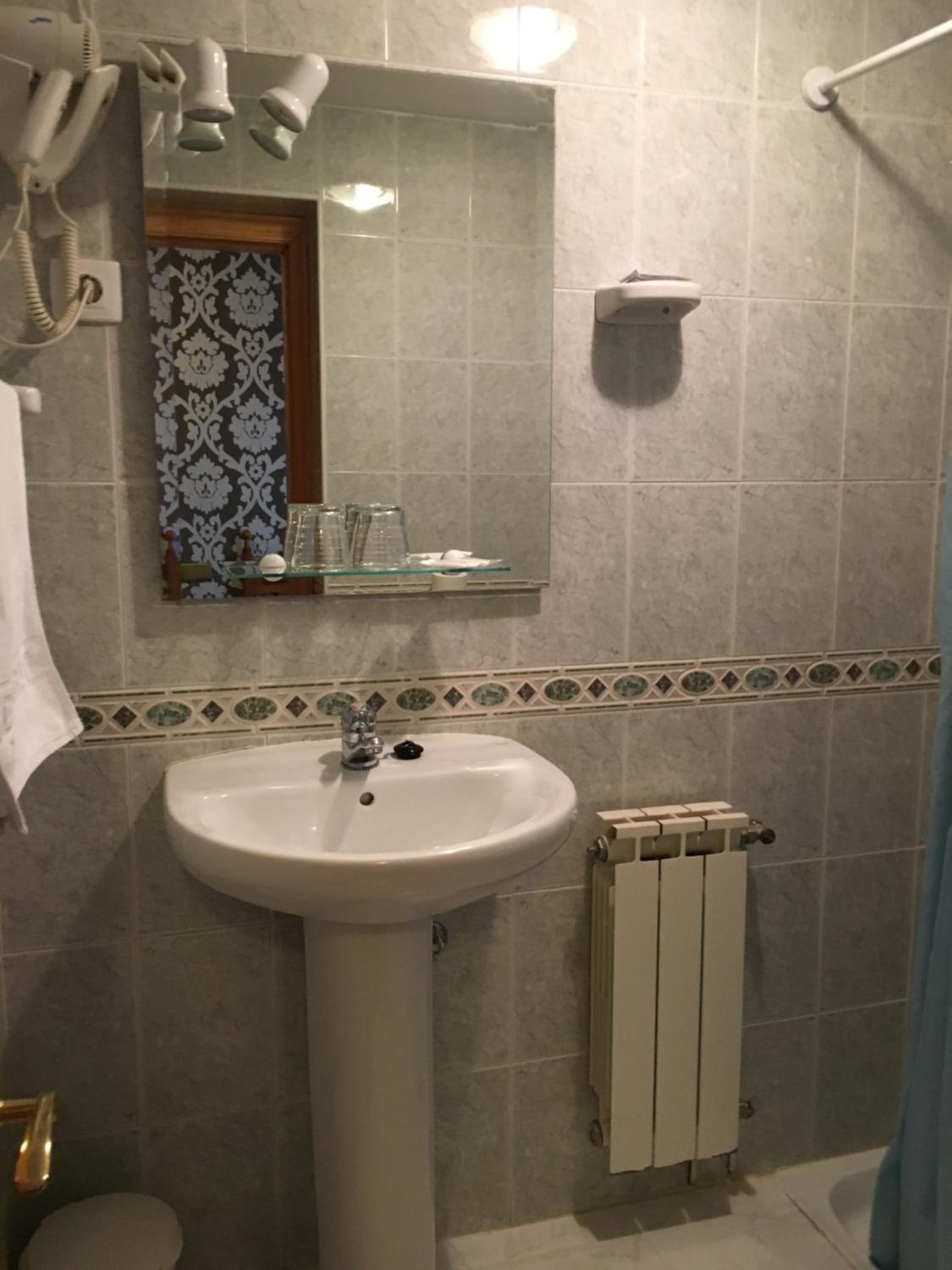 Queen Room photo 2