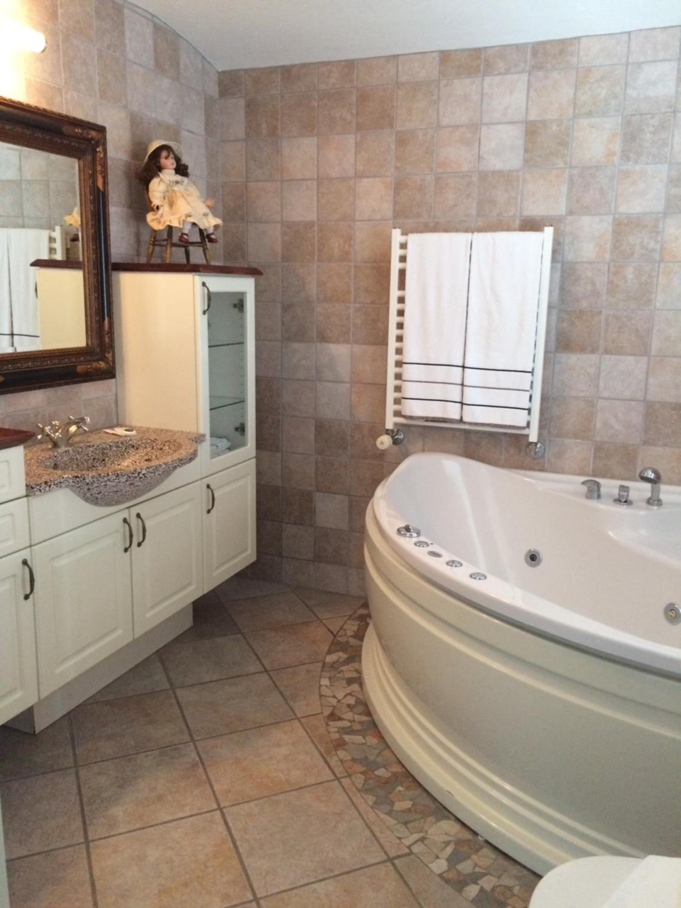 Suite with Spa Bath - Photo 6