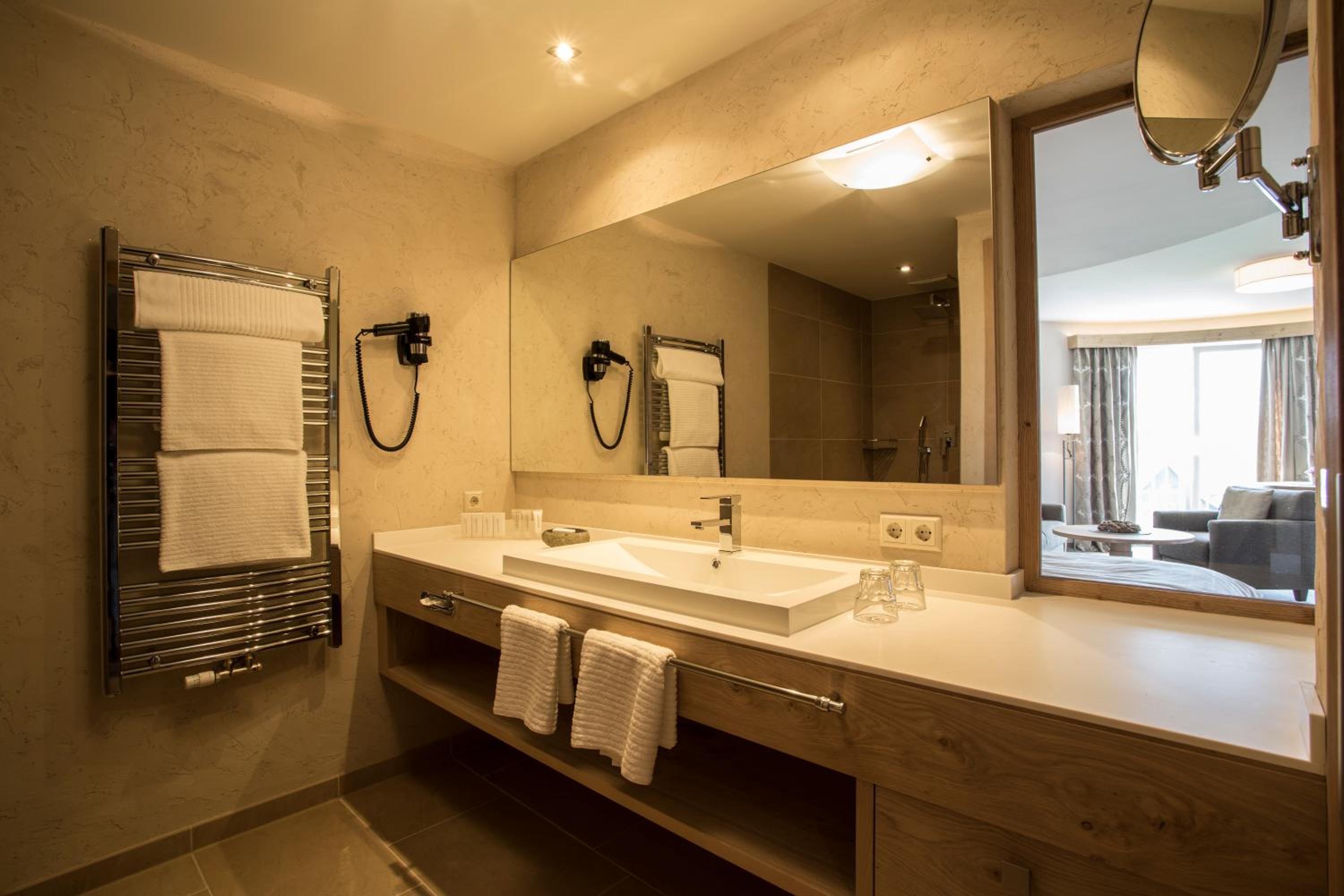 Junior Suite Deluxe with Balcony photo 2