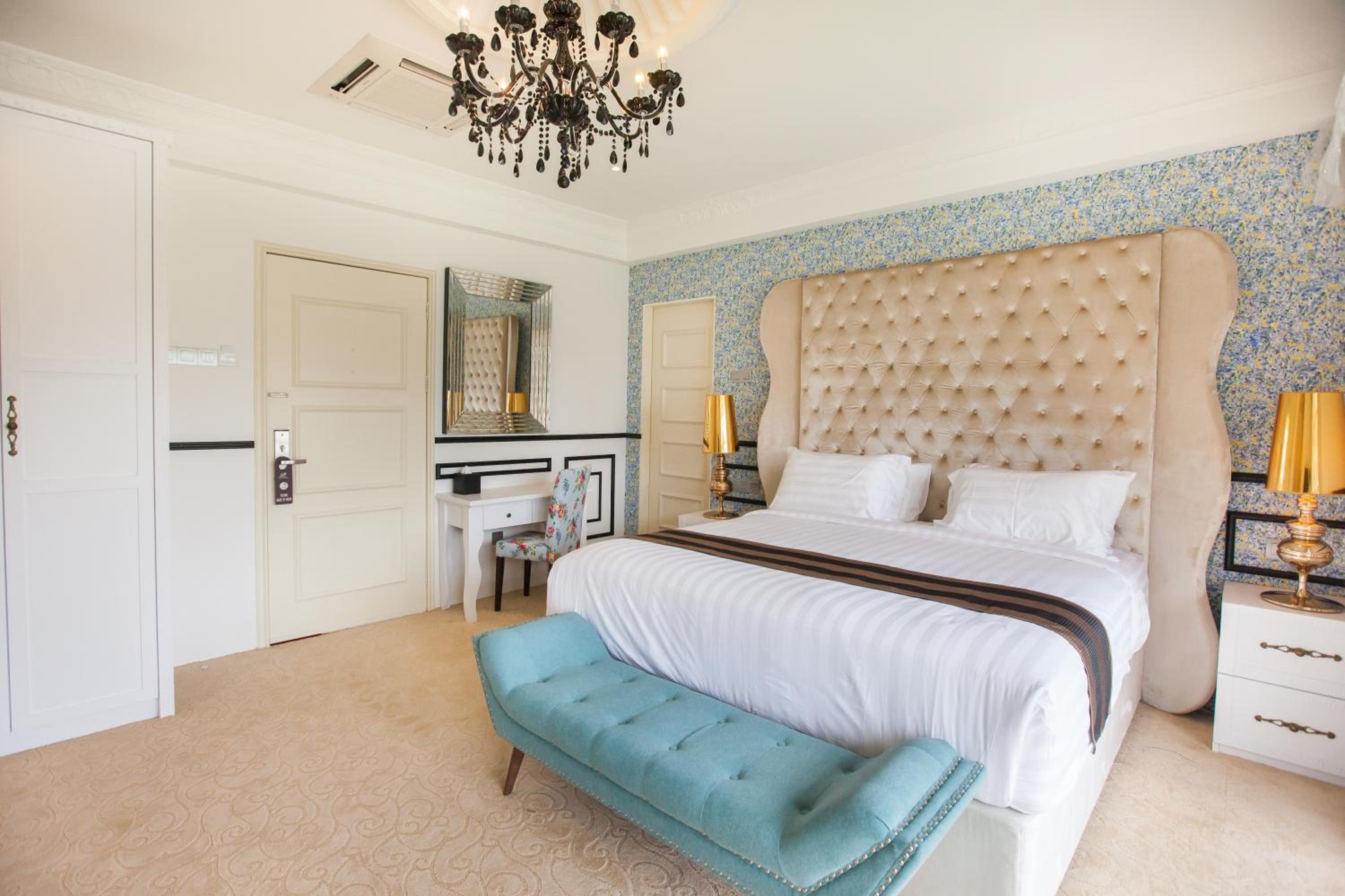 Executive Suite - Photo 5