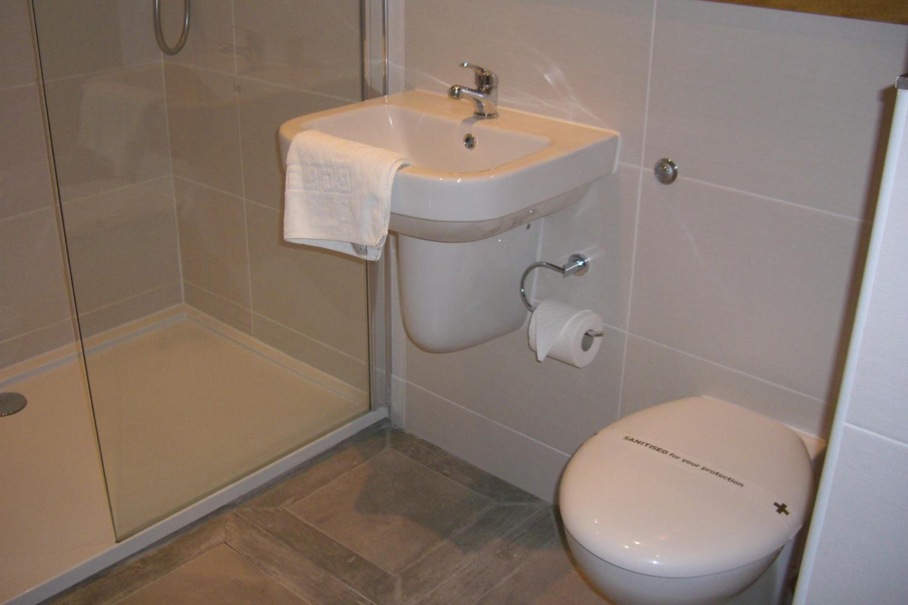 Double Room with External Private Bathroom - Photo 9
