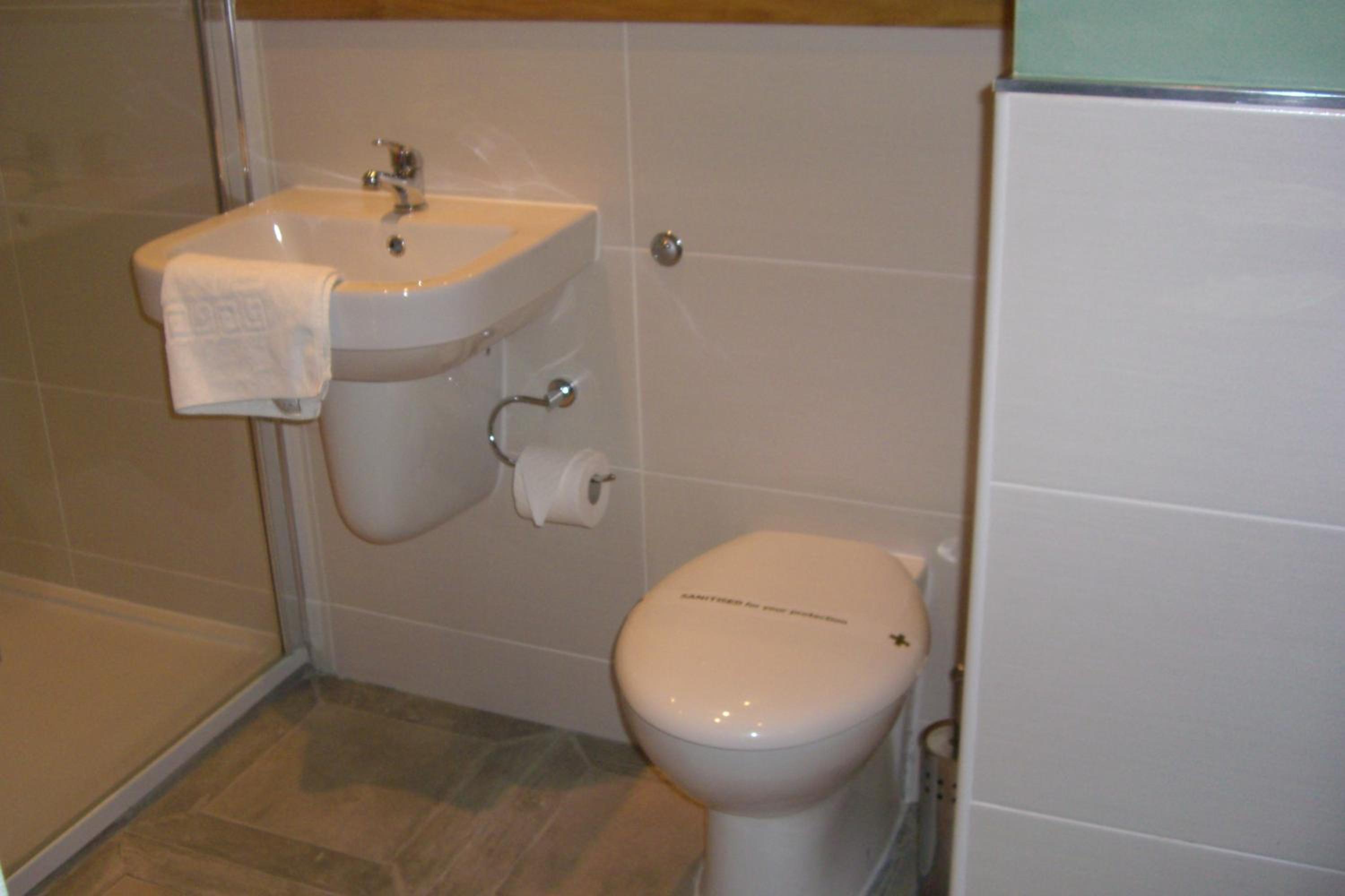 Double Room with External Private Bathroom - Photo 4