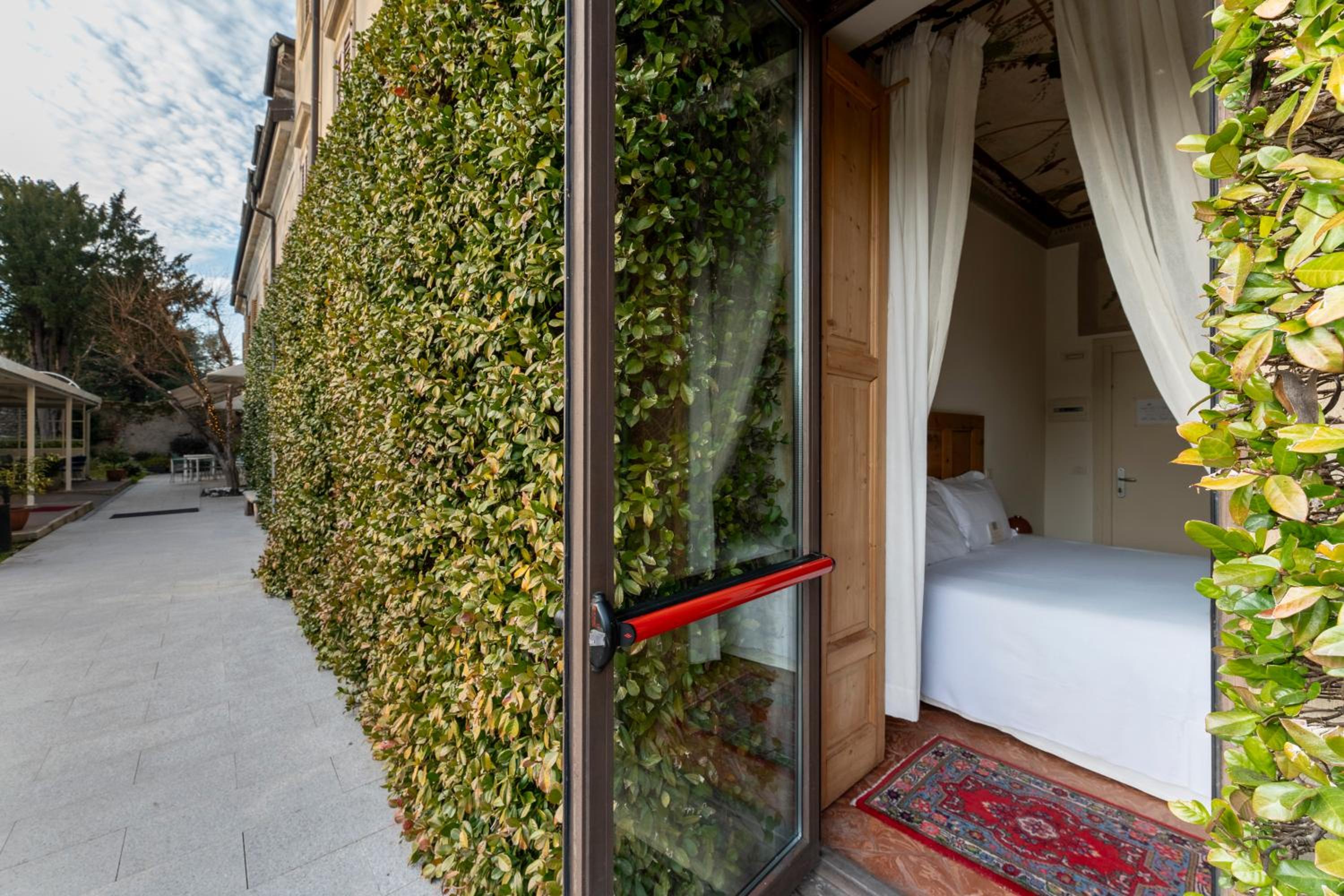 Queen Room with Garden View photo 3