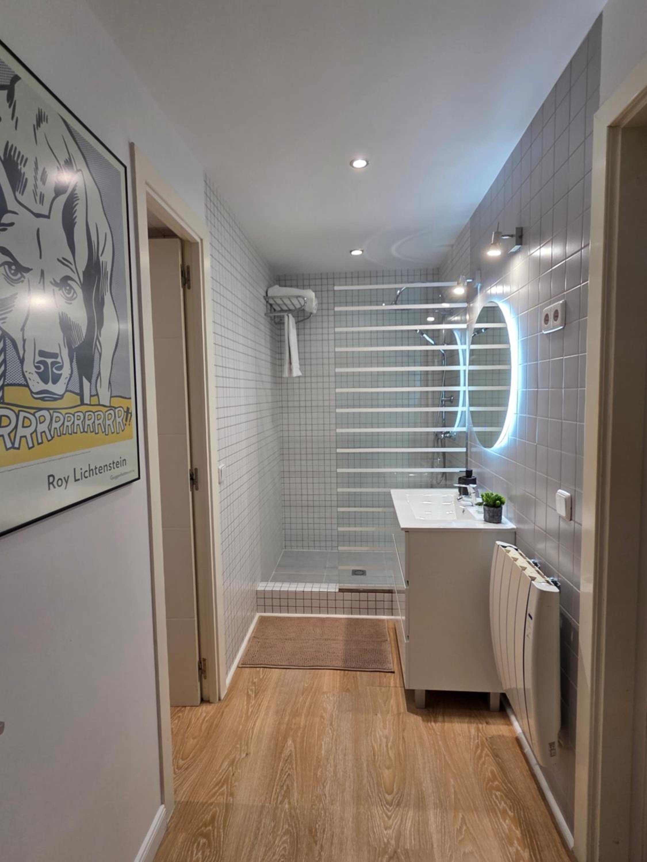 Deluxe One-Bedroom Apartment with City View photo 3