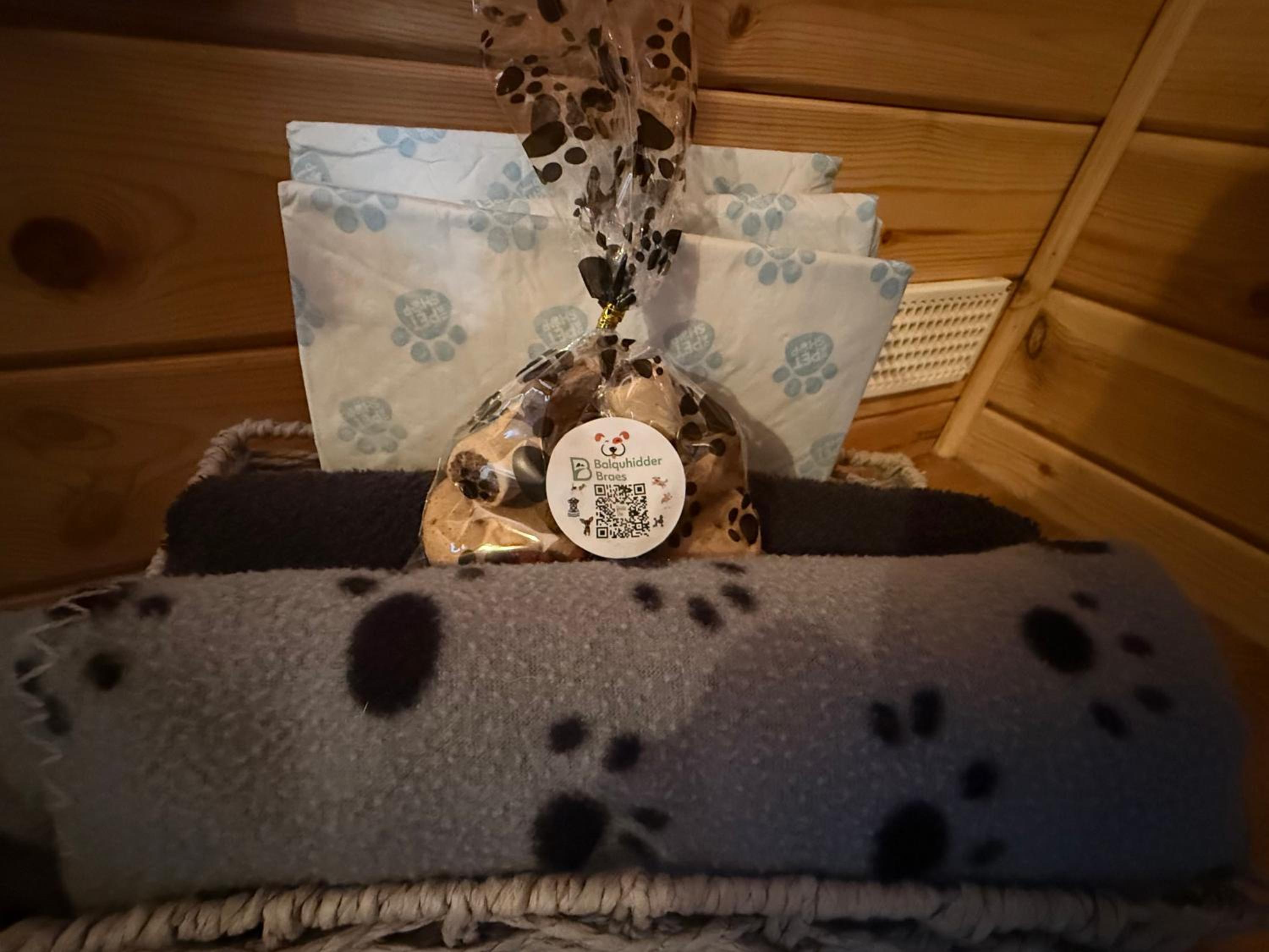Lodge 14 - Highland Coo Lodge. Sleeps 4, Hot Tub, Pet Friendly
