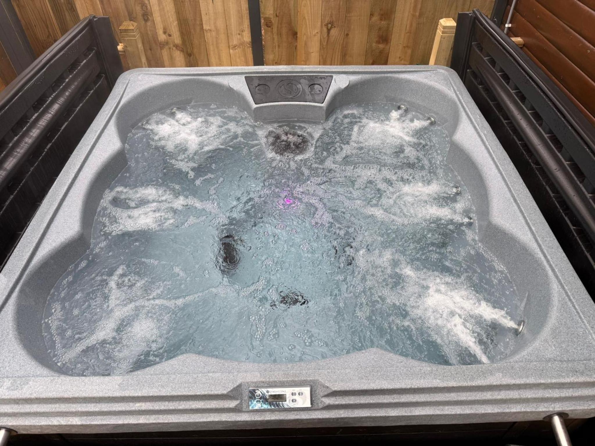 Warden's View - Sleeps 10, hot tub, pet friendly