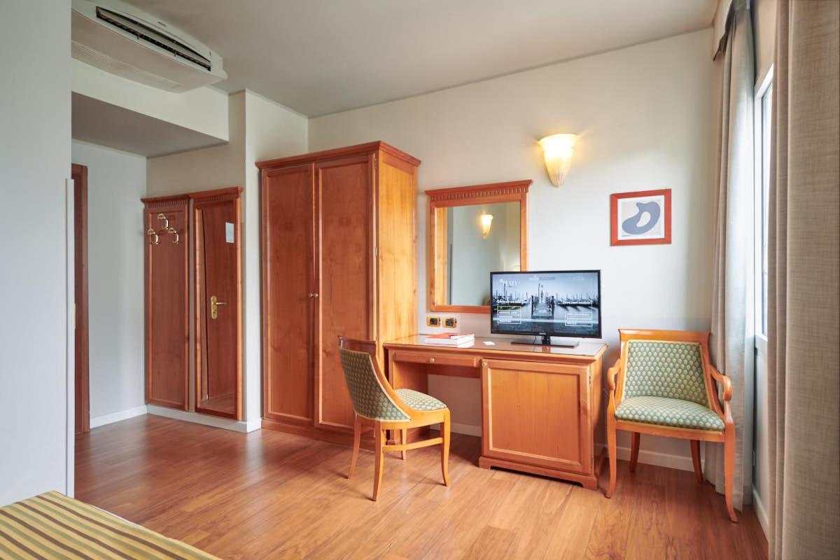 Classic Twin Room - Photo 2