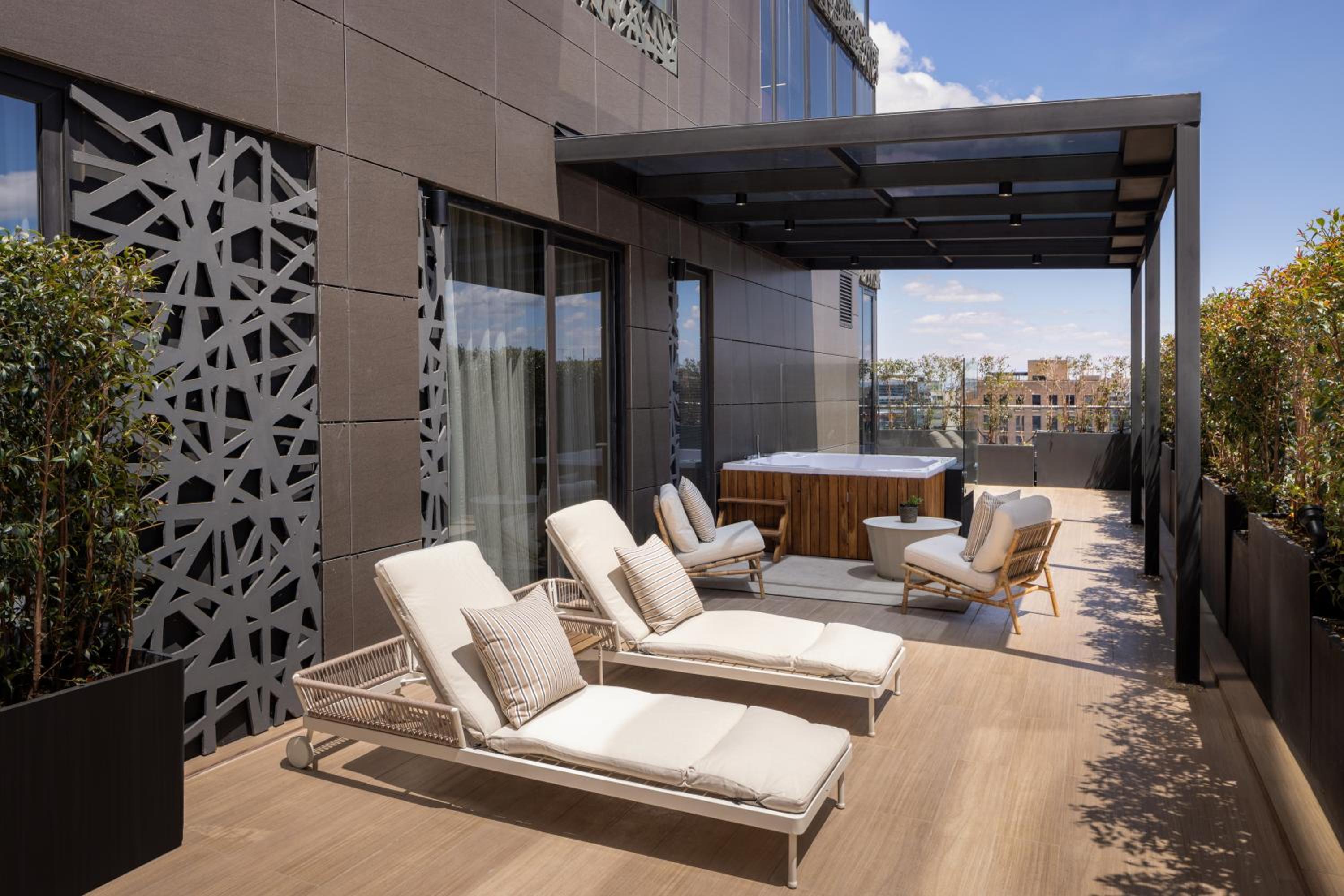 King One-Bedroom Apartment with City View photo 1
