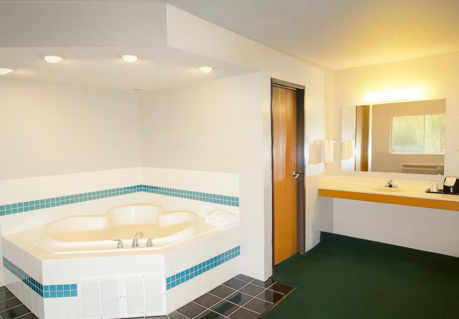 Efficiency One Room Suite - Non Smoking - Photo 2