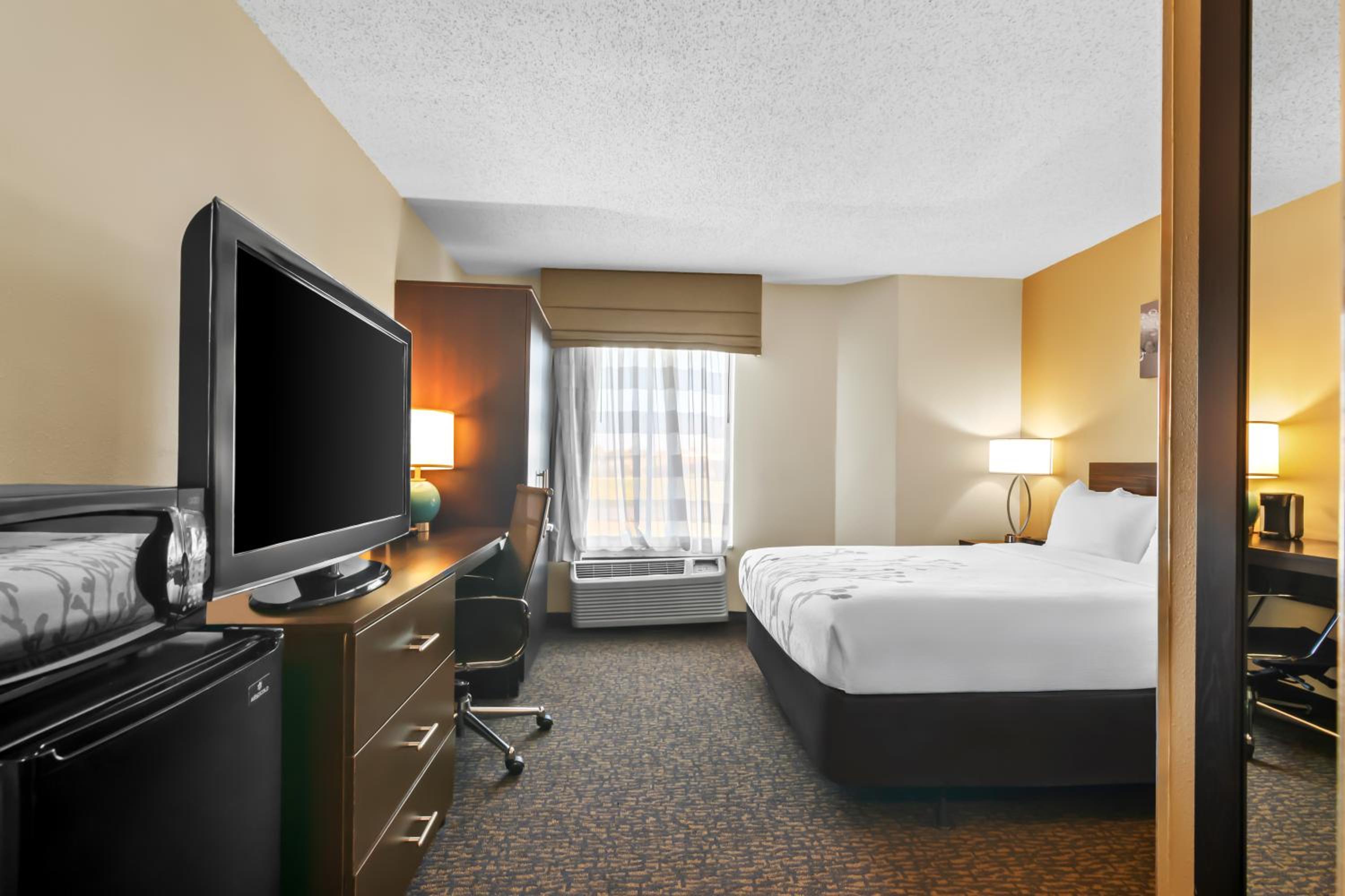 Queen Room - Accessible/Non-Smoking - Photo 2