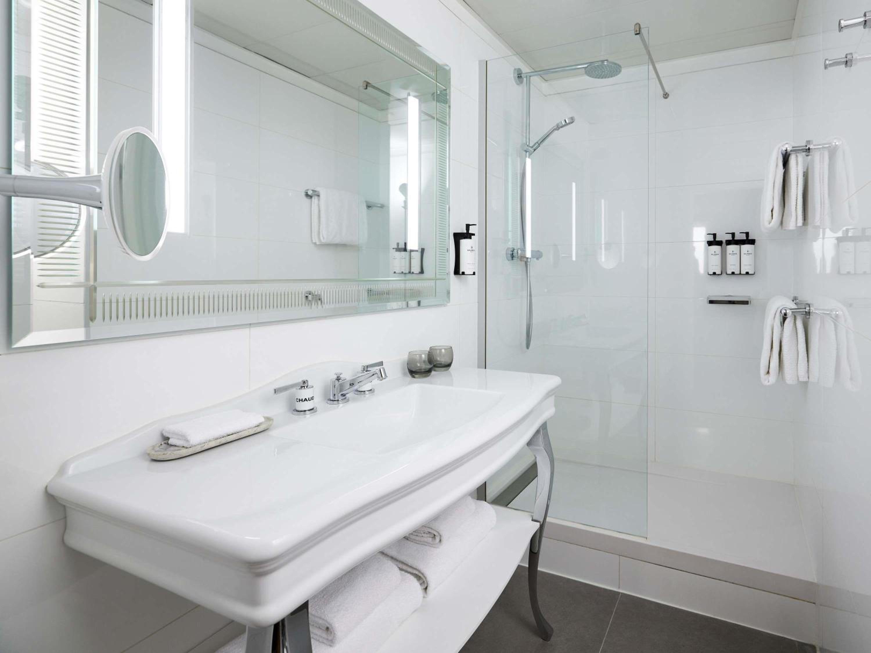 Luxury Junior King Suite with Balcony photo 2