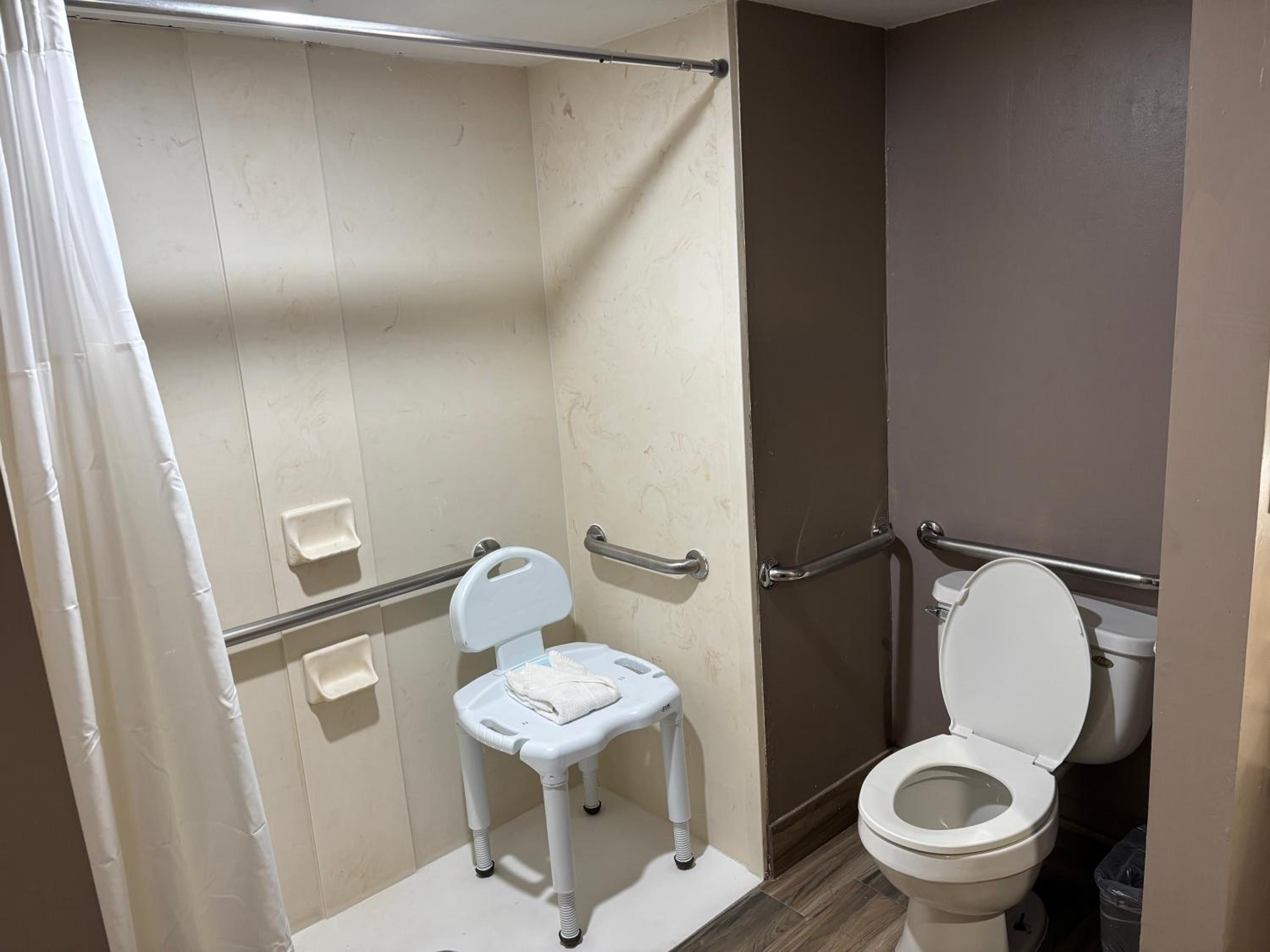 Deluxe King Room Disability Access Roll-in Shower Non-Smoking - Photo 8