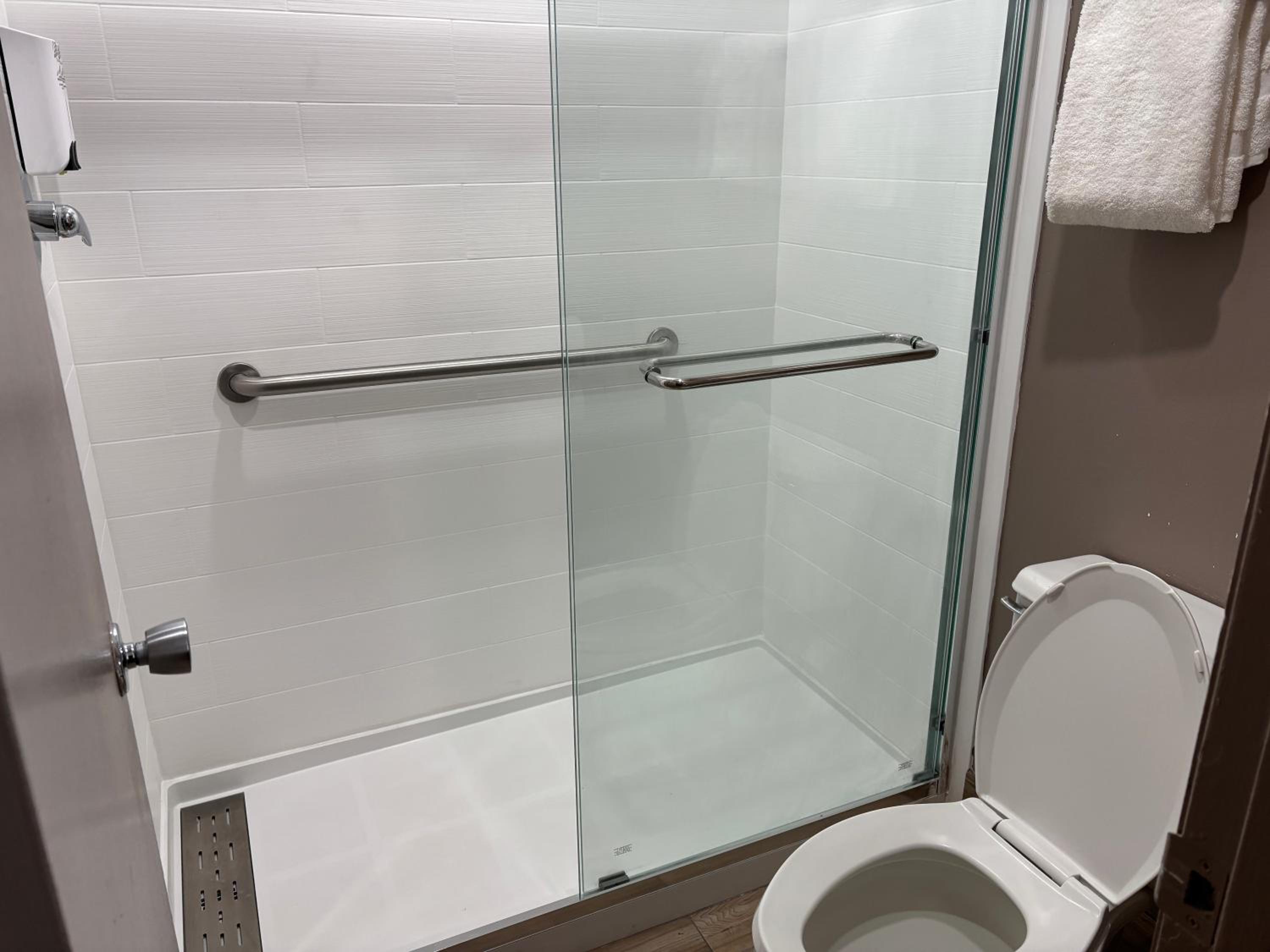 Deluxe King Room Disability Access Roll-in Shower Non-Smoking - Photo 6