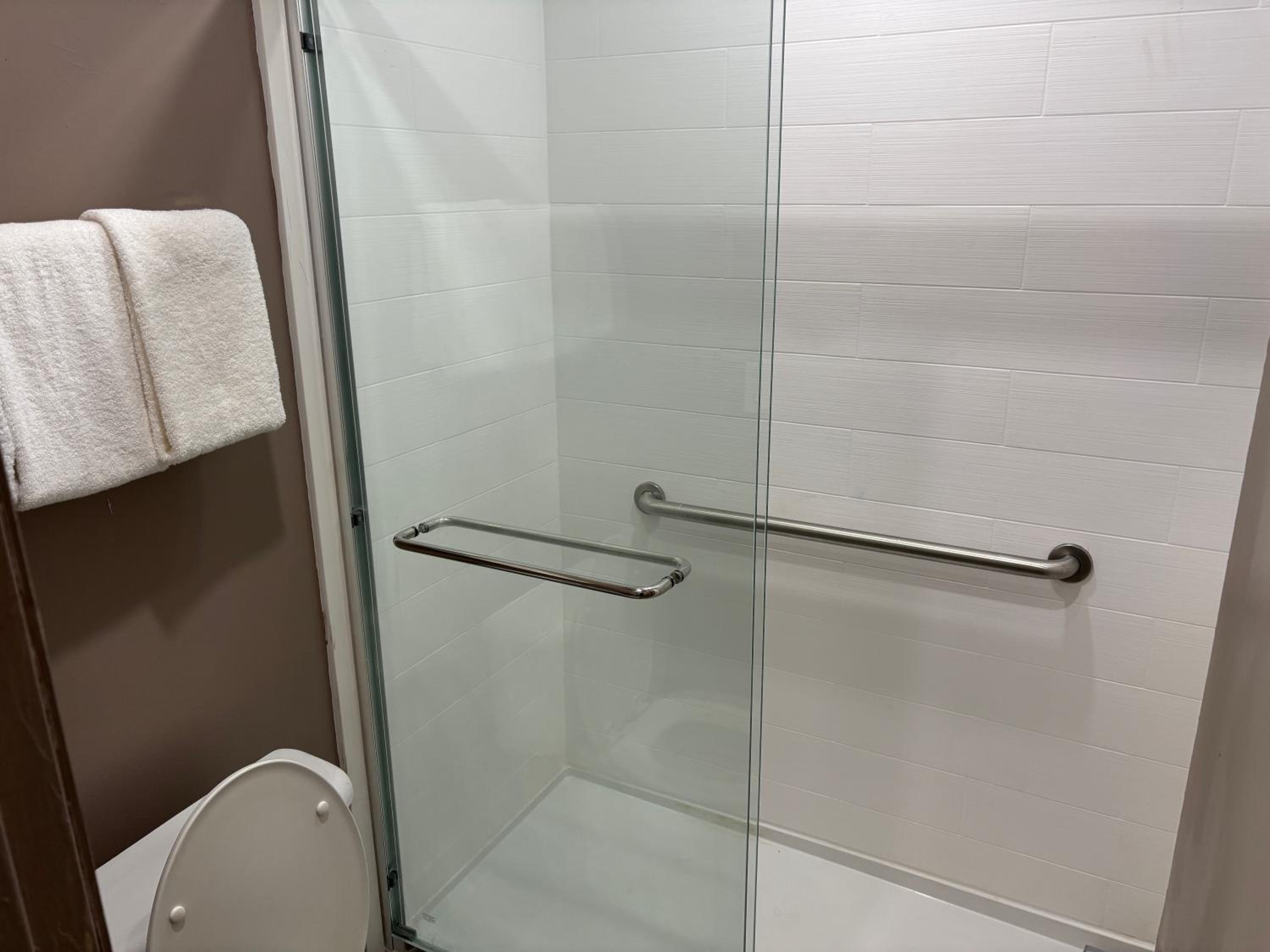 Deluxe King Room Disability Access Roll-in Shower Non-Smoking - Photo 7