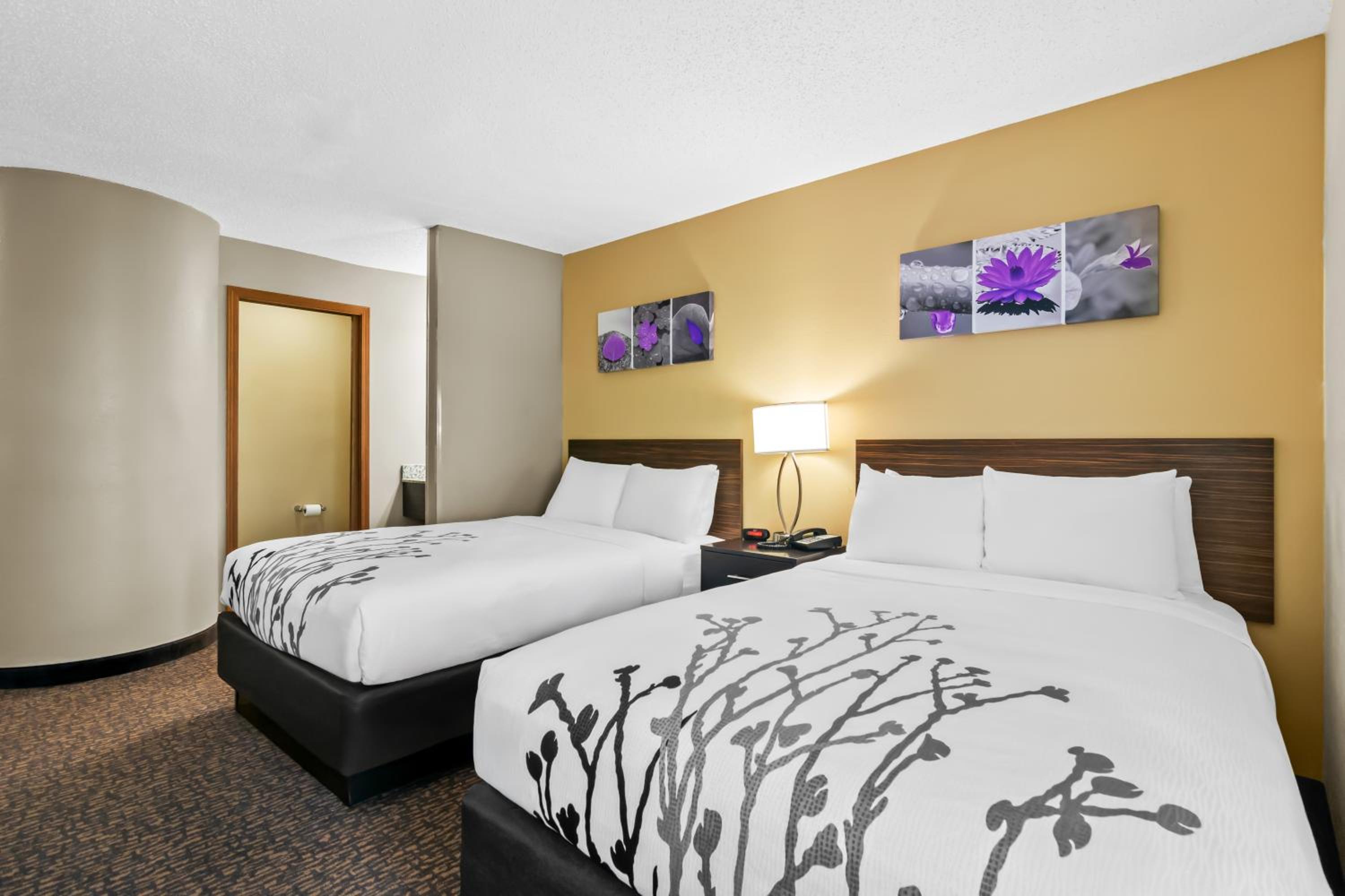 Double Room with Two Double Beds - Non Smoking - Photo 2