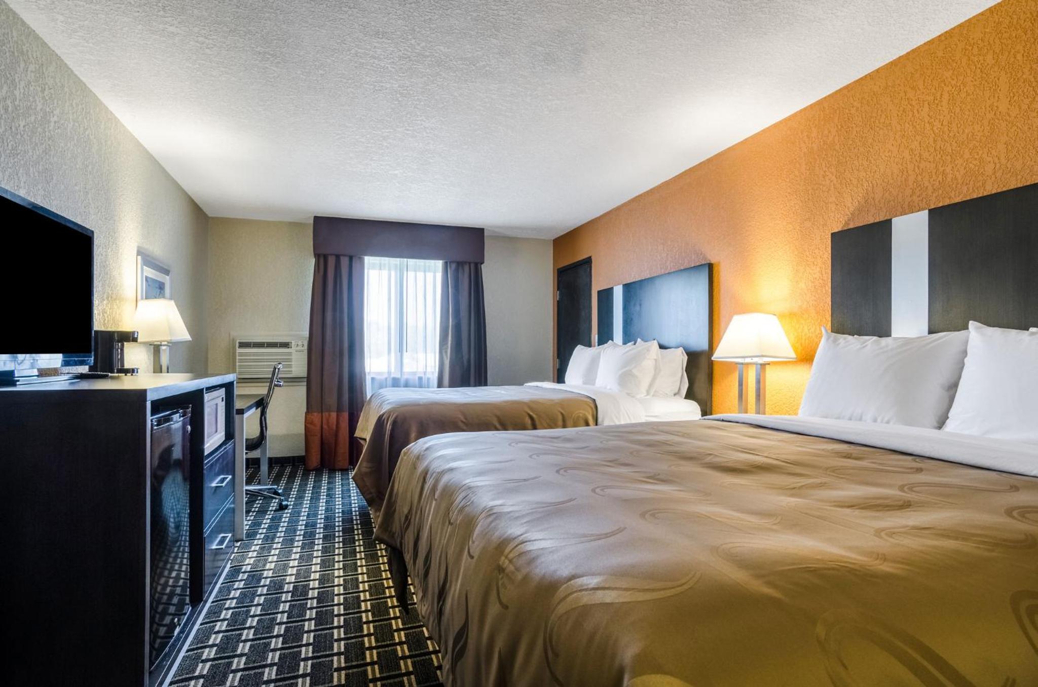 Queen Room with Two Queen Beds - Non-Smoking - Photo 4