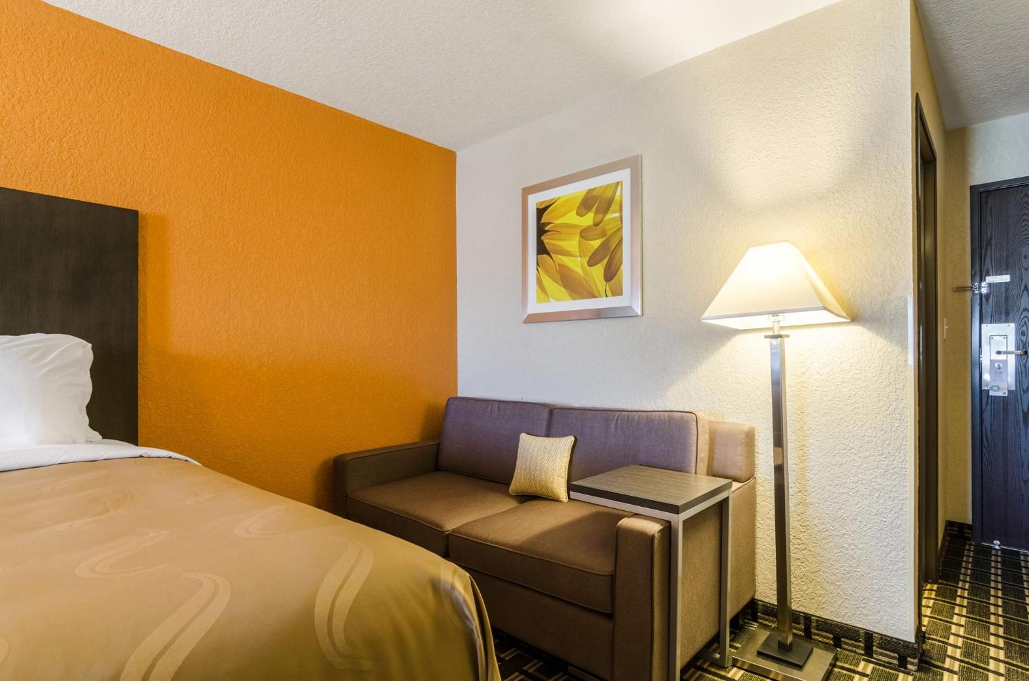 Queen Room with Two Queen Beds - Non-Smoking - Photo 2