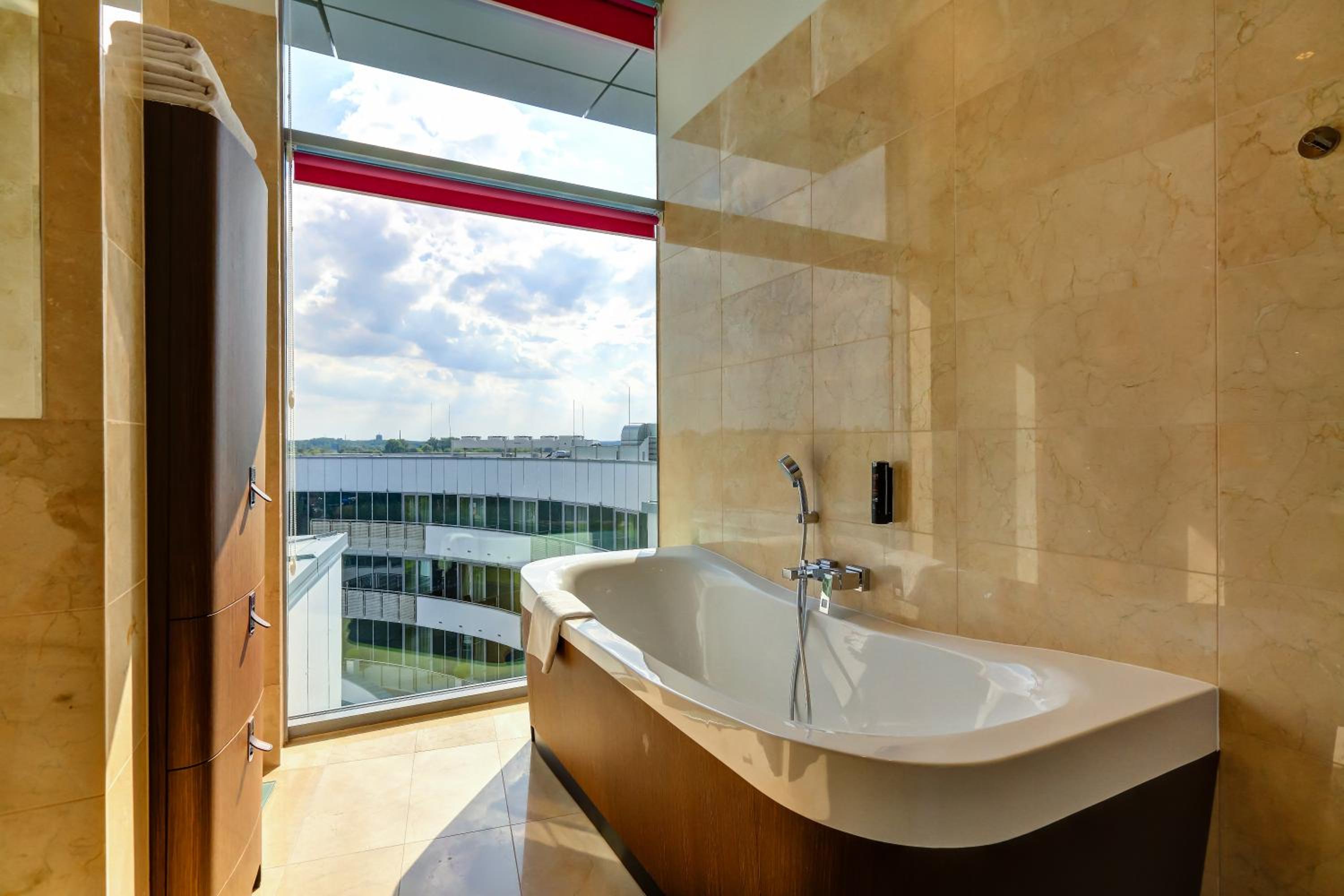 Luxury Apartment - Photo 5