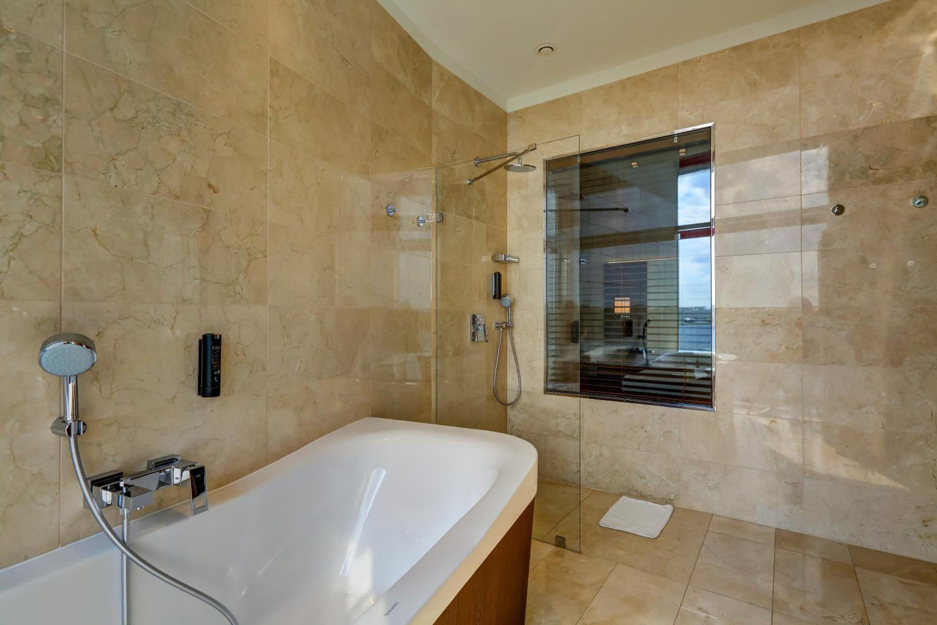 Luxury Apartment - Photo 6
