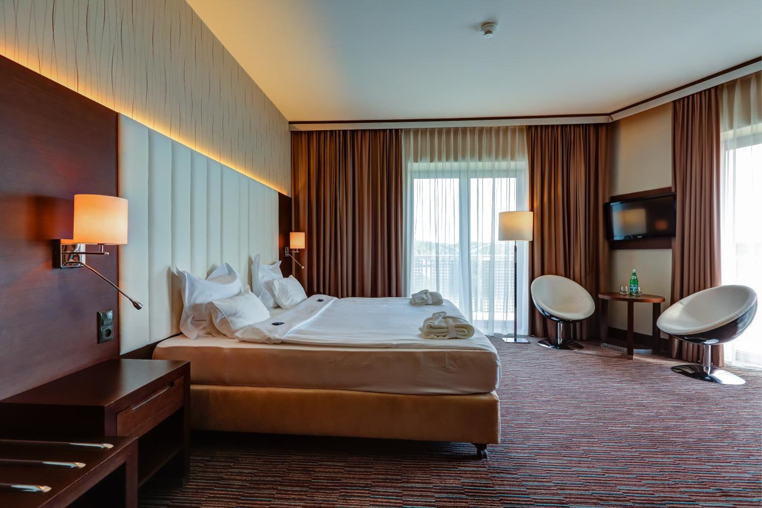Deluxe Double or Twin Room - Photo 12