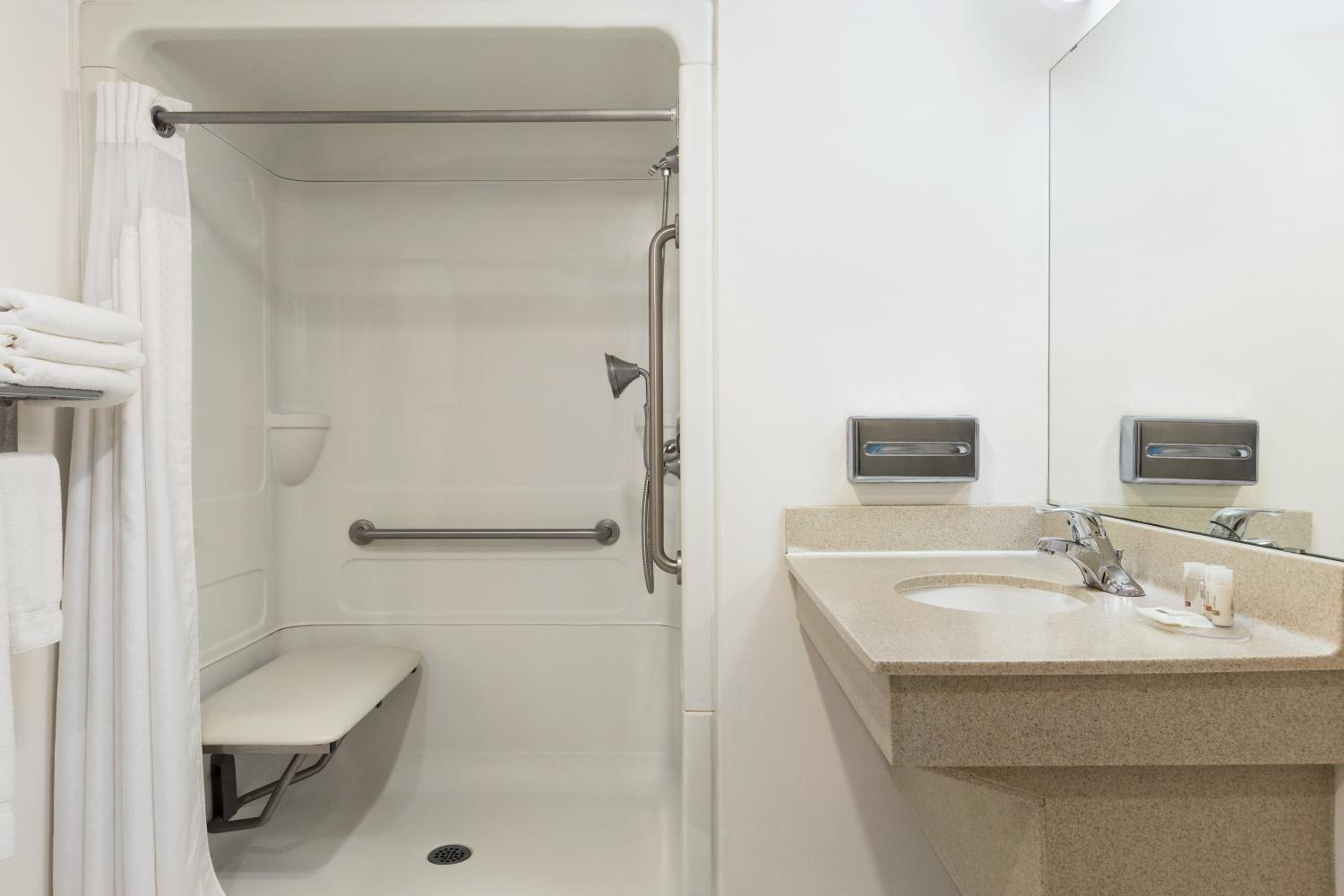 Queen Room - Disability Access photo 2