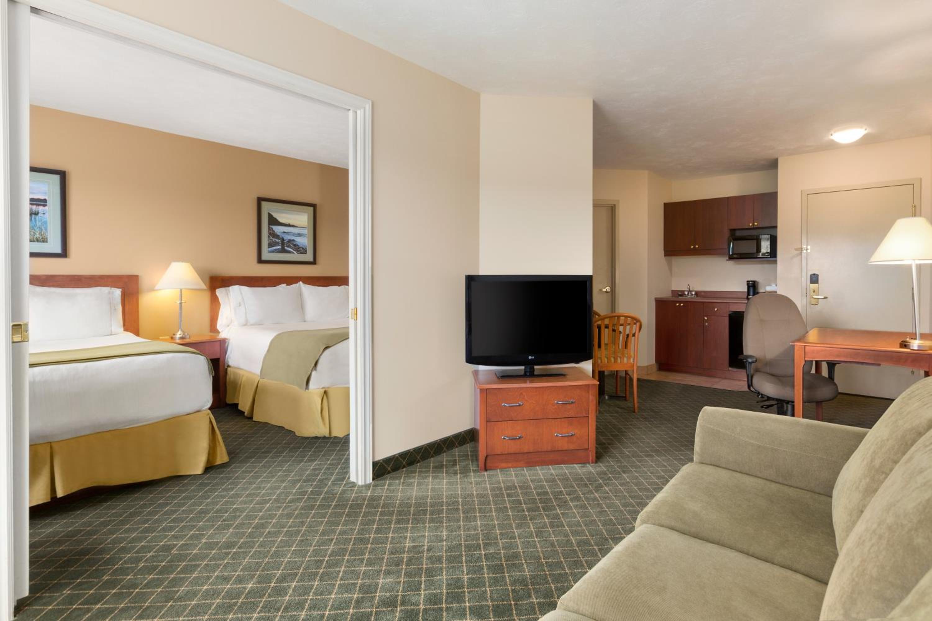 Studio Suite with Two Queen Beds - Non-Smoking photo 3