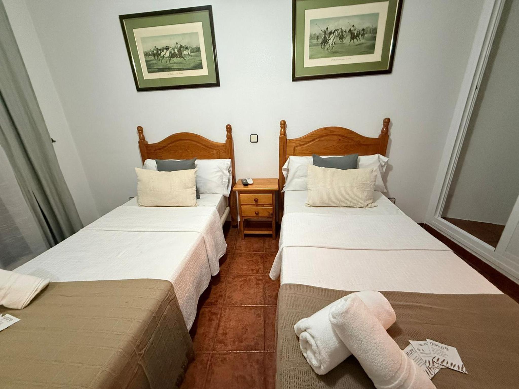 Twin Room - Photo 3