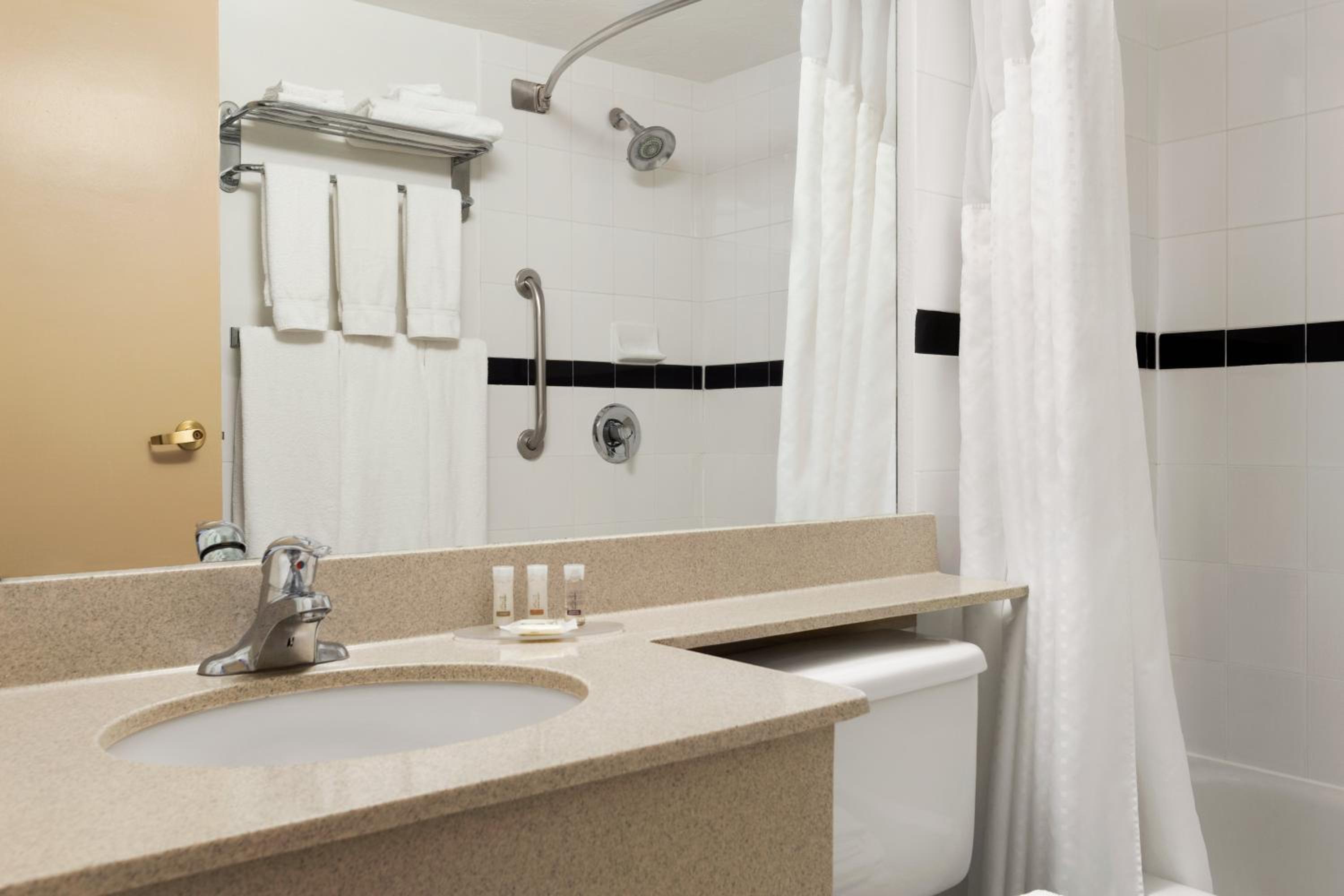 Queen Room - Disability Access photo 2