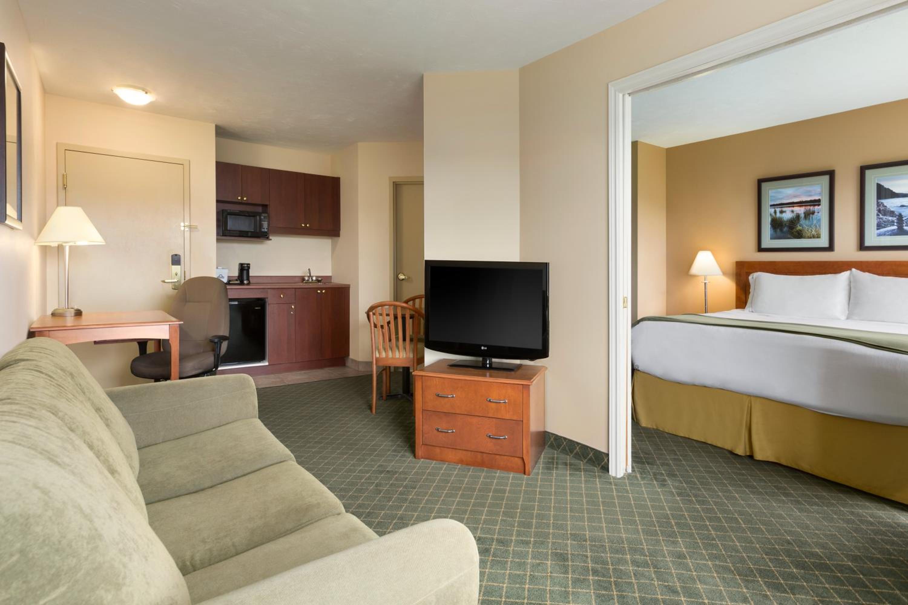 One-Bedroom King Suite - Non-Smoking photo 3