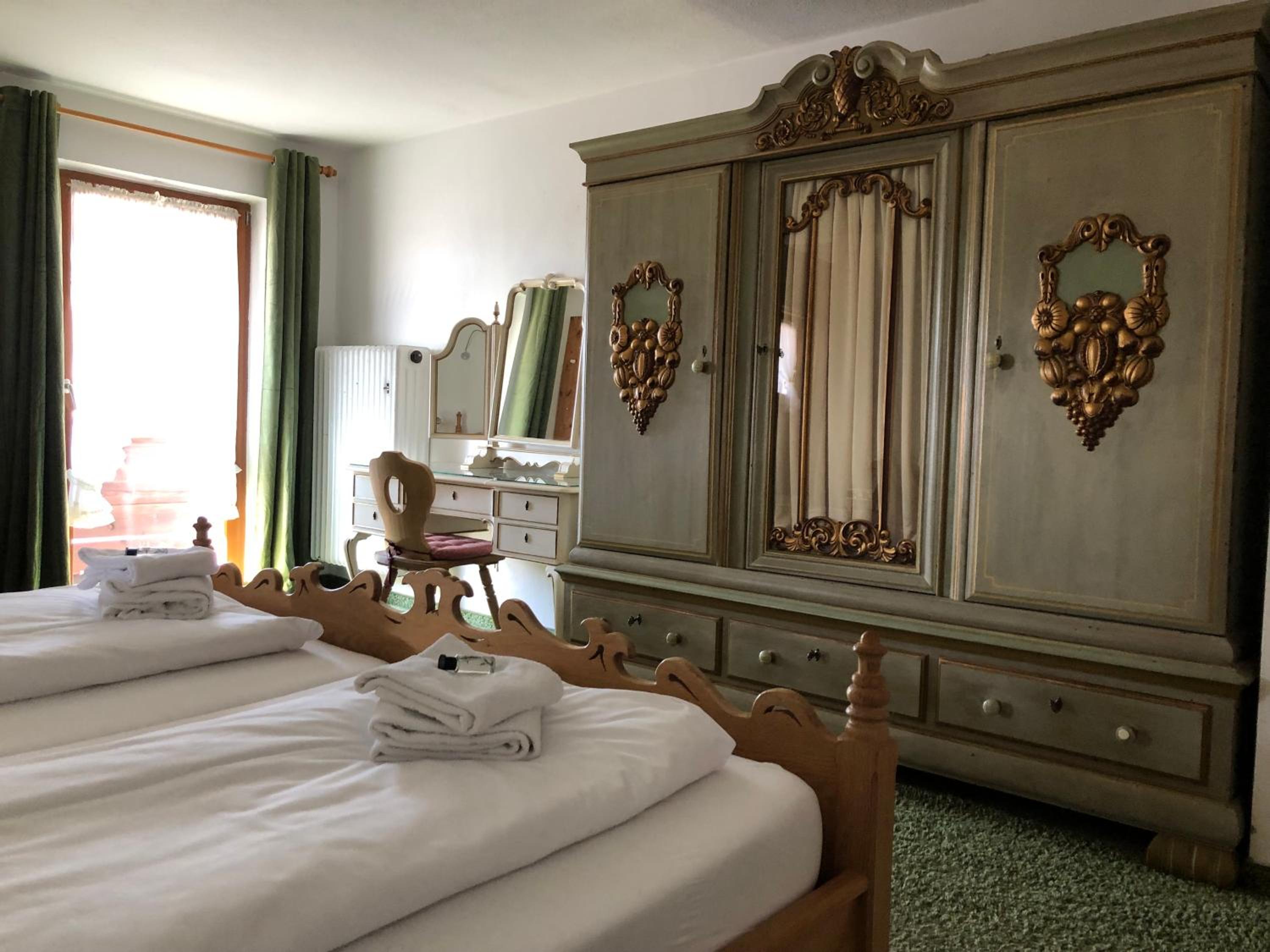 Three-Bedroom Apartment with Balcony photo 3