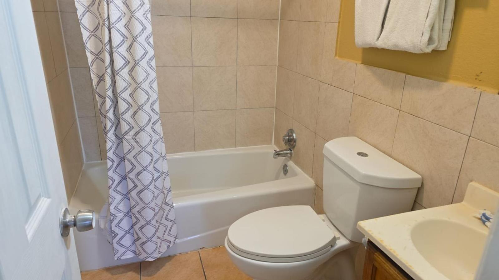 2 Queen Beds with Kitchenette Non-Smoking - Photo 1