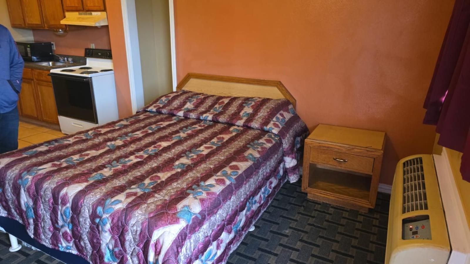 Queen Bed with Kitchenette Non-Smoking - Photo 4