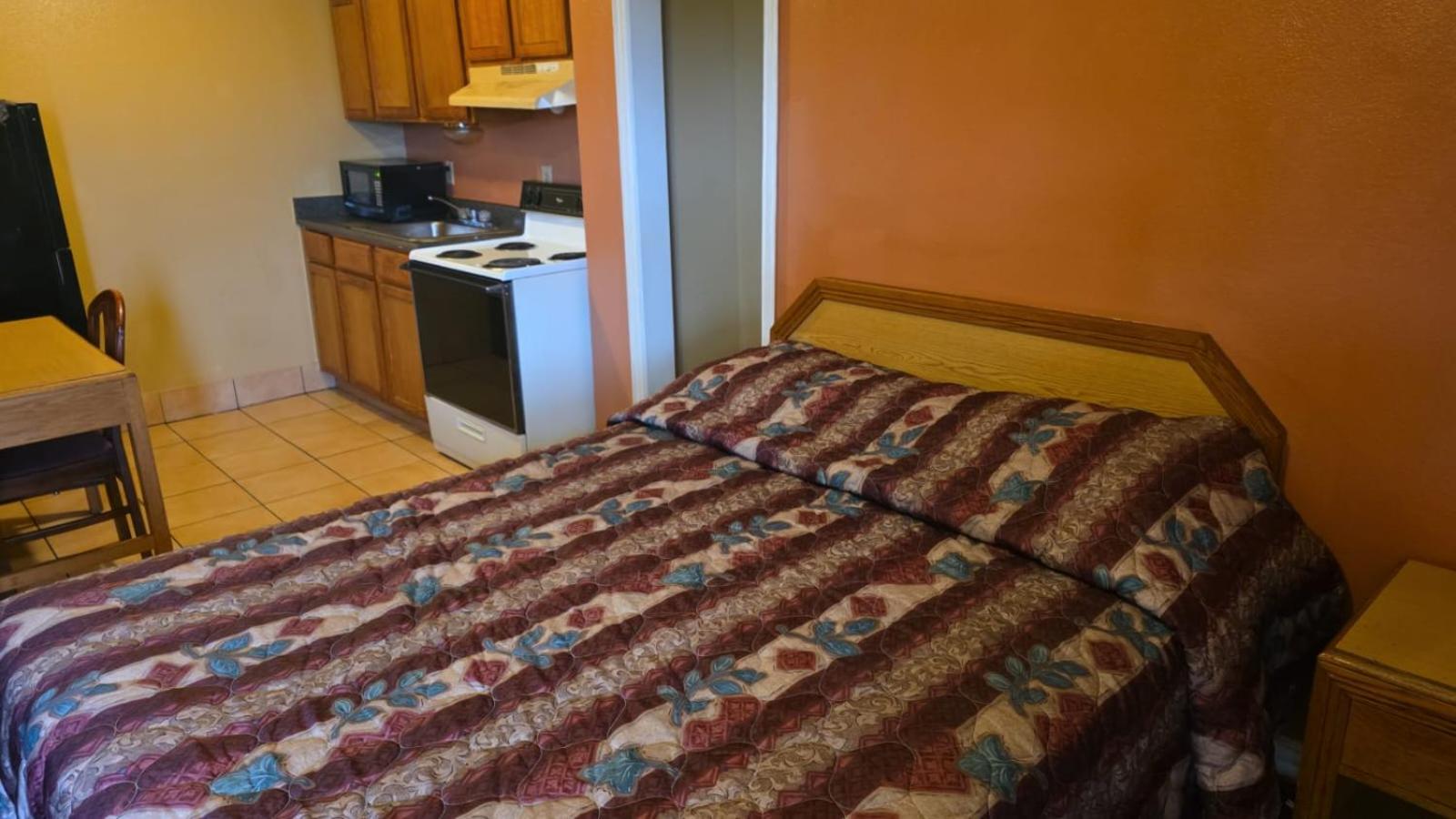 Queen Bed with Kitchenette Non-Smoking - Photo 3