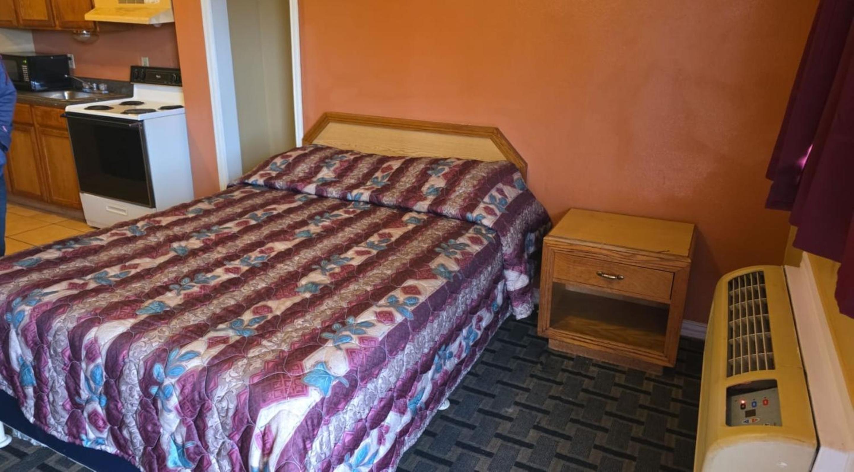 Queen Bed with Kitchenette Non-Smoking - Photo 1