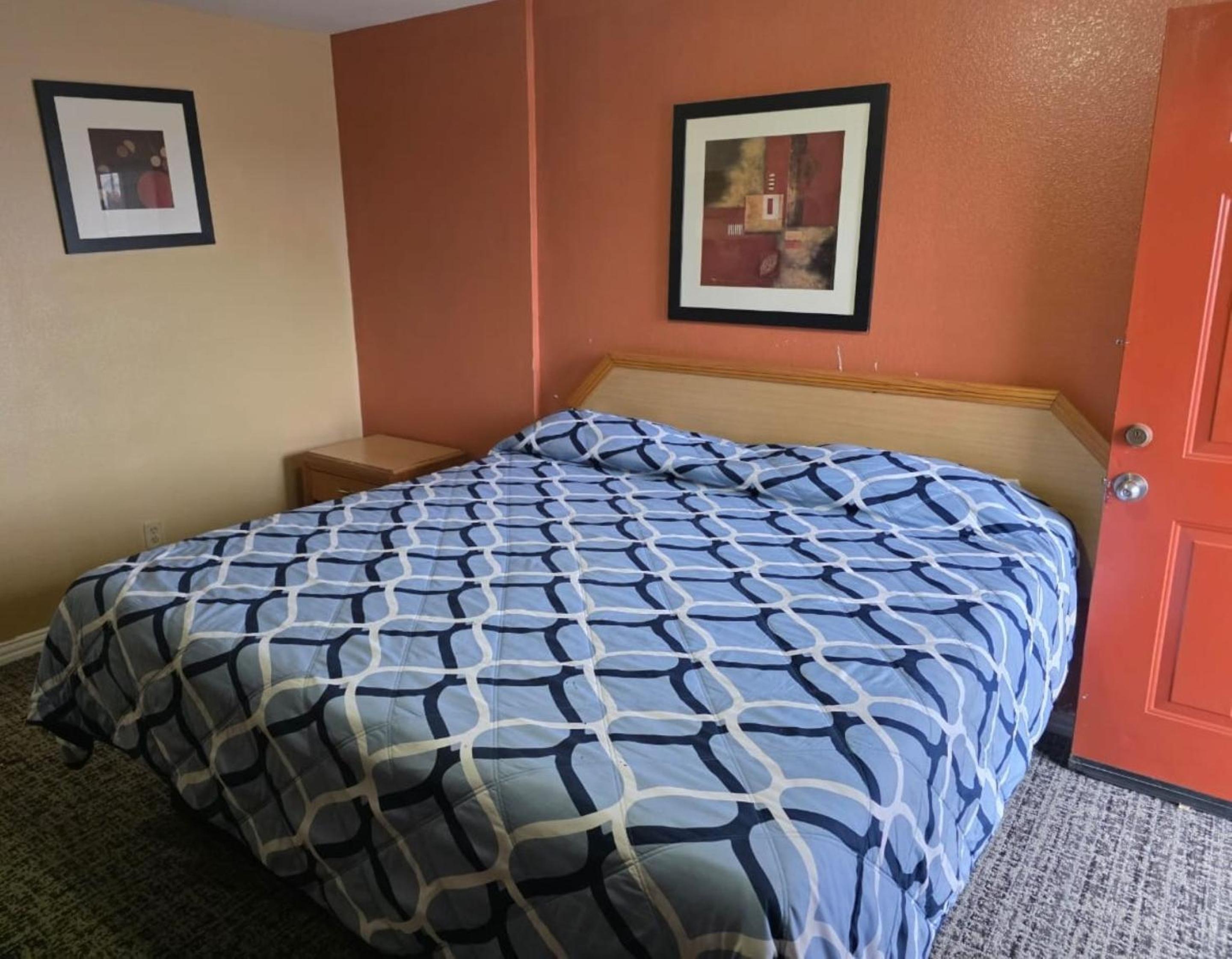King Bed Accessible Non-Smoking - Photo 4