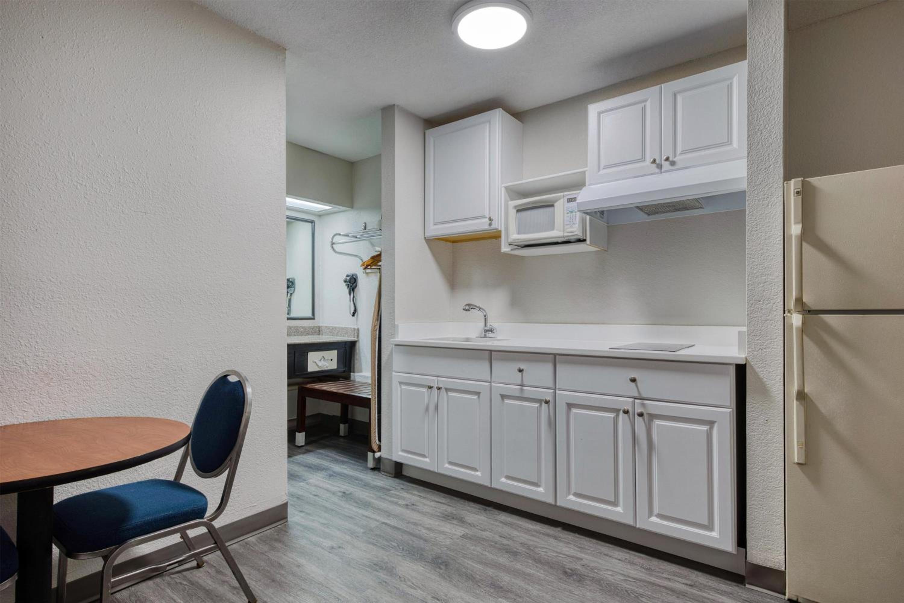Queen Suite with Two Queen Beds and Kitchenette - Non-Smoking photo 3