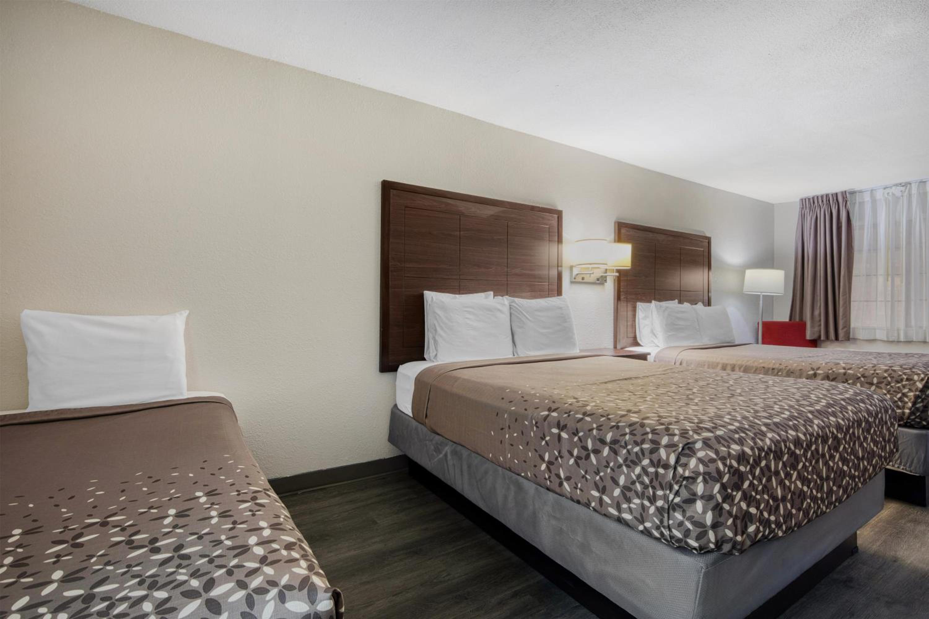 Queen and Double Room with Two Queen Beds and One Double Bed - Non-Smoking photo 2