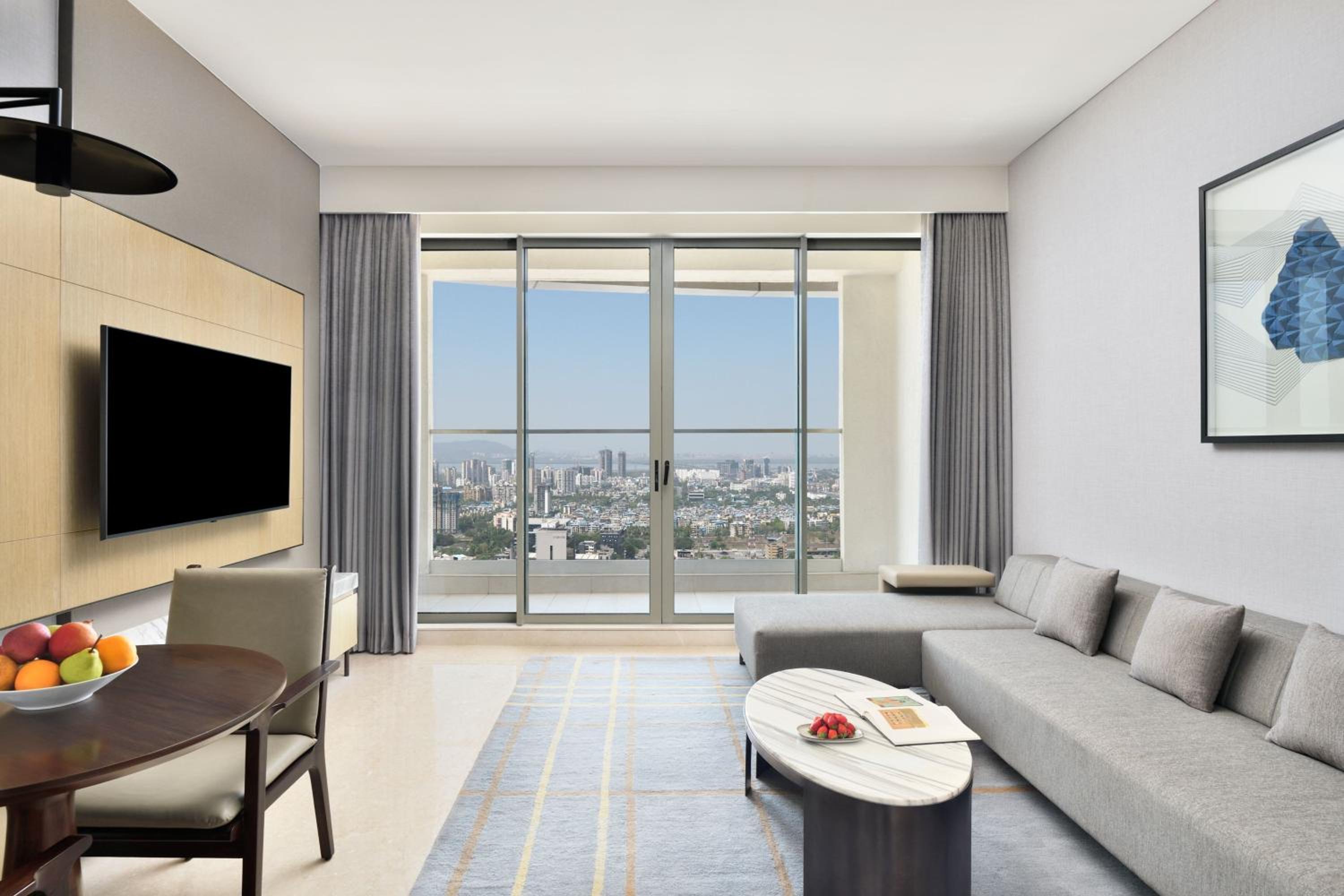 Luxury Suite, Club lounge access, 1 Bedroom Larger Suite, 1 King, Skyline view, Balcony