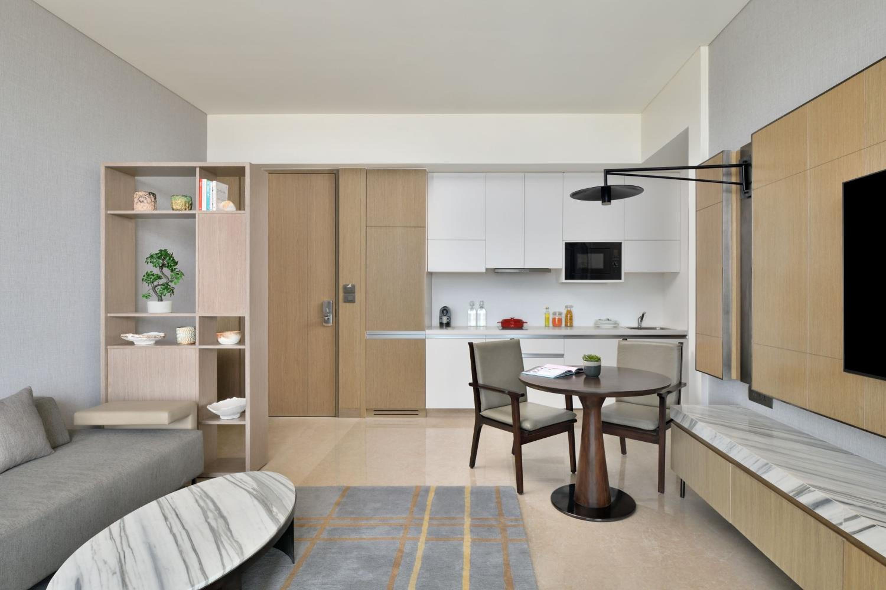 Luxury Suite, Club lounge access, 1 Bedroom Larger Suite, 1 King, Skyline view, Balcony photo 2