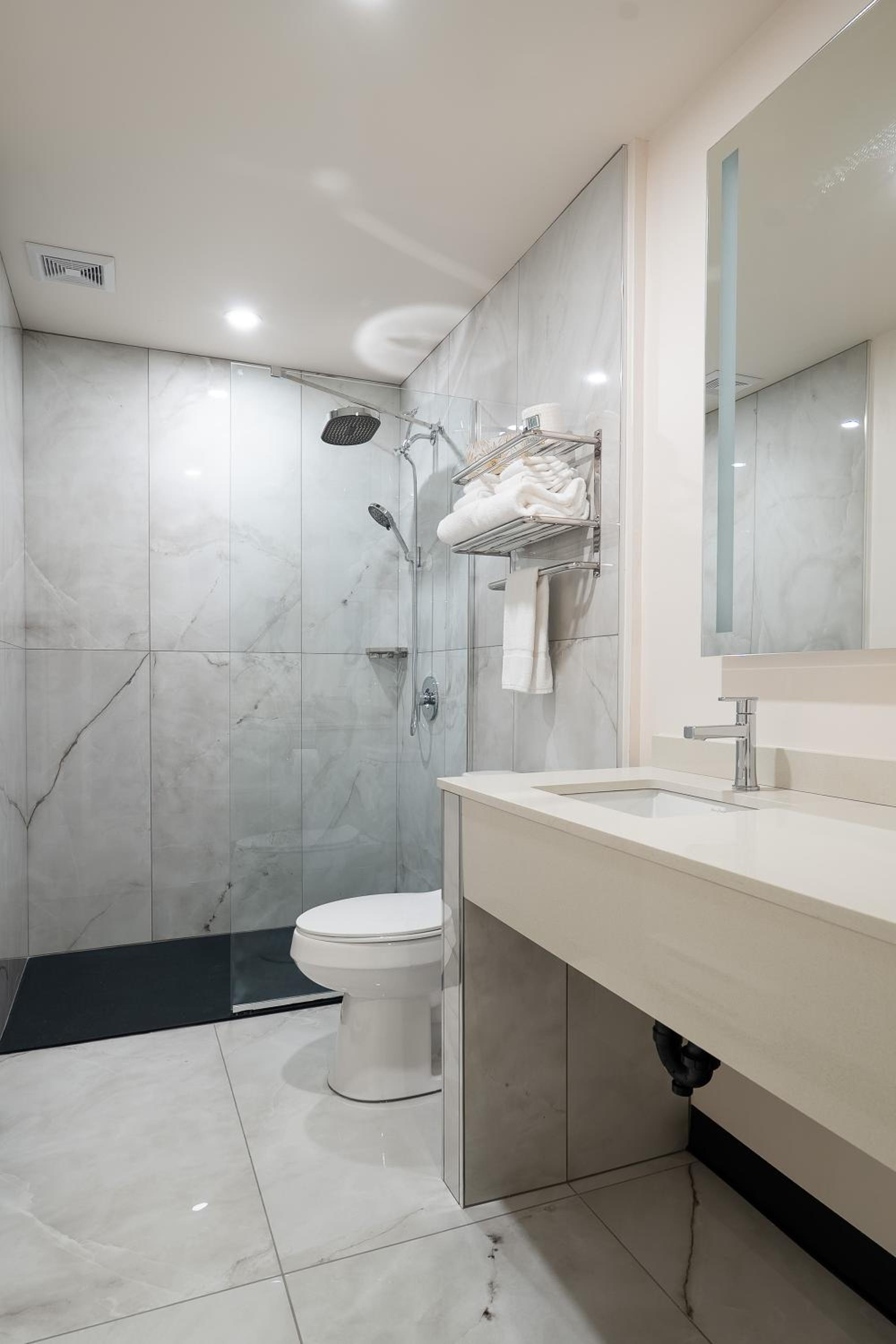 Studio Apartment with King Bed photo 3