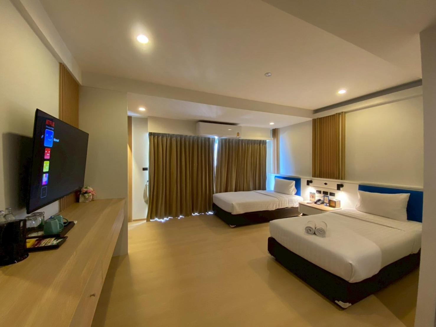 Deluxe Twin with Balcony  - Photo 9