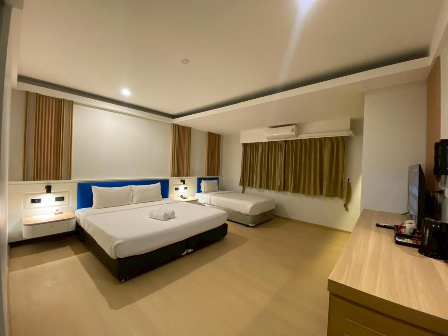 Triple Deluxe Room (No Balcony) - Photo 15