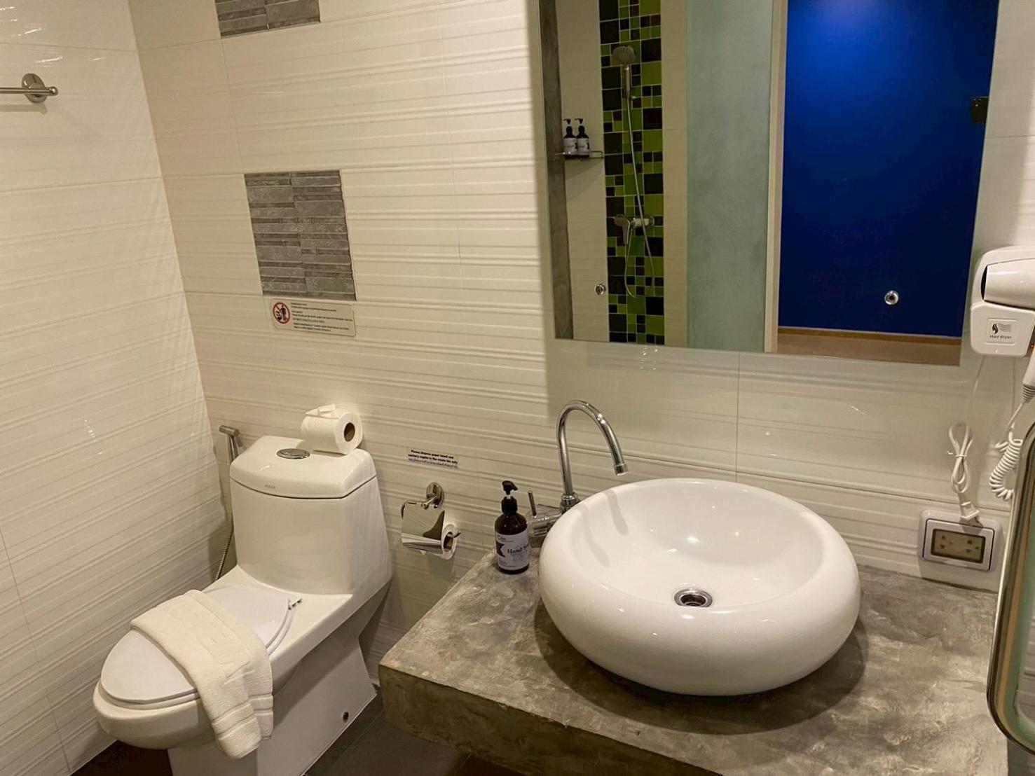Triple Deluxe Room (No Balcony) - Photo 7
