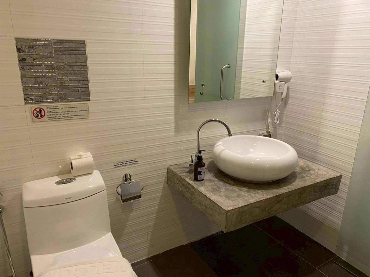 Triple Deluxe Room (No Balcony) - Photo 8