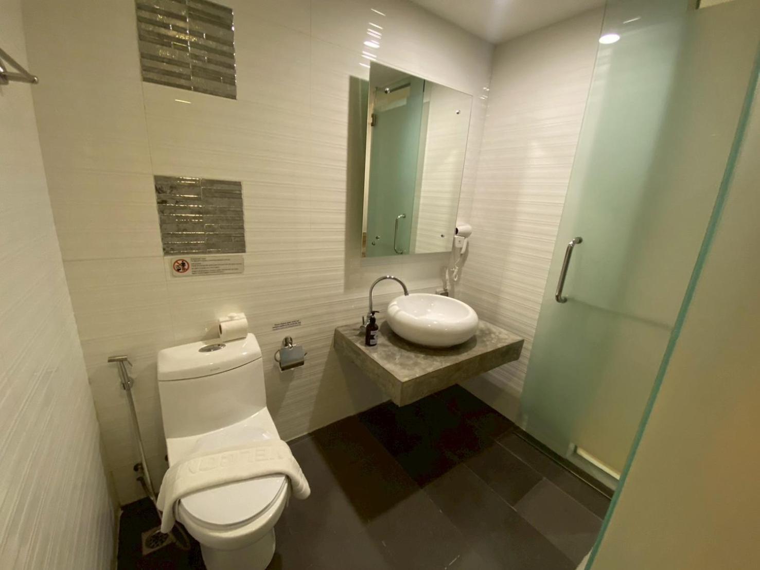 Triple Deluxe Room (No Balcony) - Photo 9