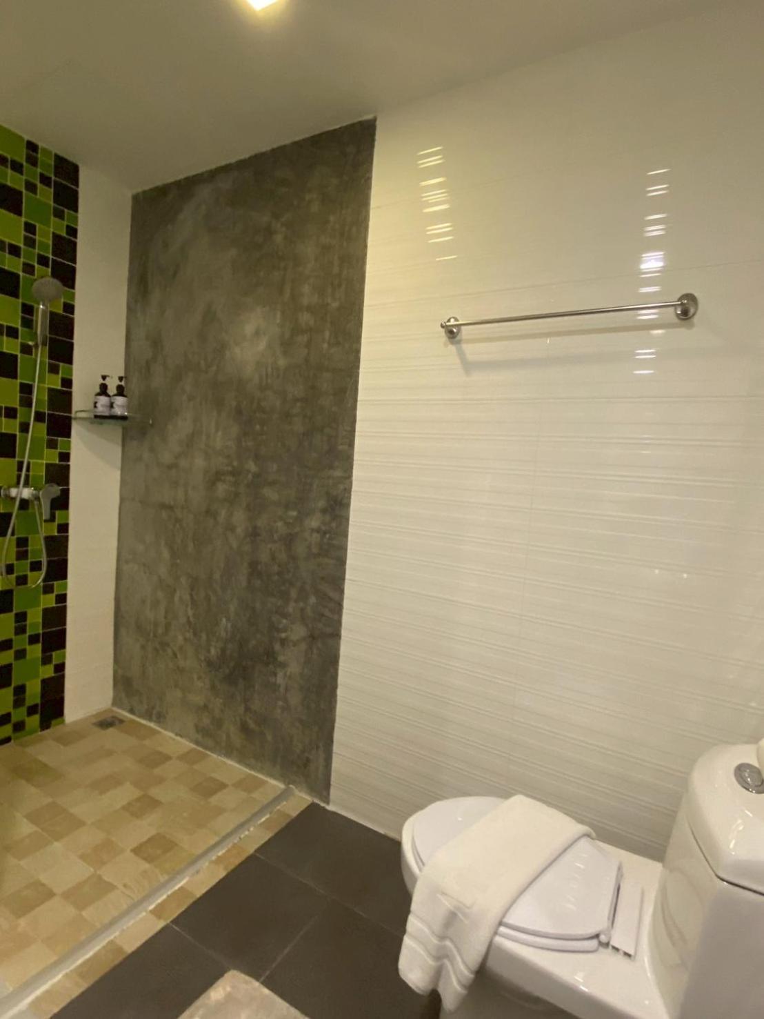 Triple Deluxe Room (No Balcony) - Photo 10
