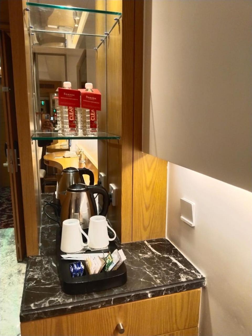 King Room with Roll-In Shower - Mobility Accessible/Non-Smoking photo 3