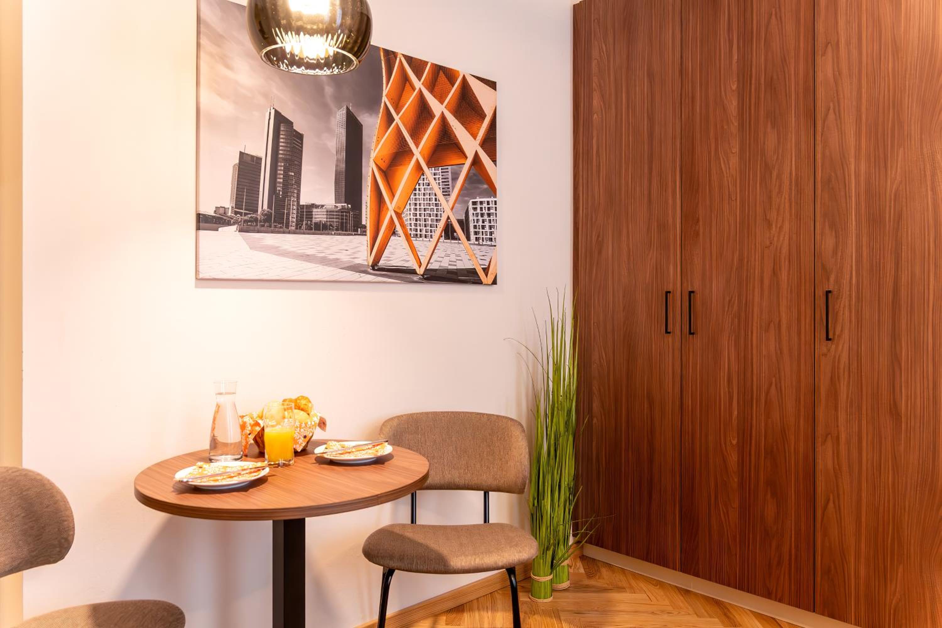 Deluxe One-Bedroom Apartment