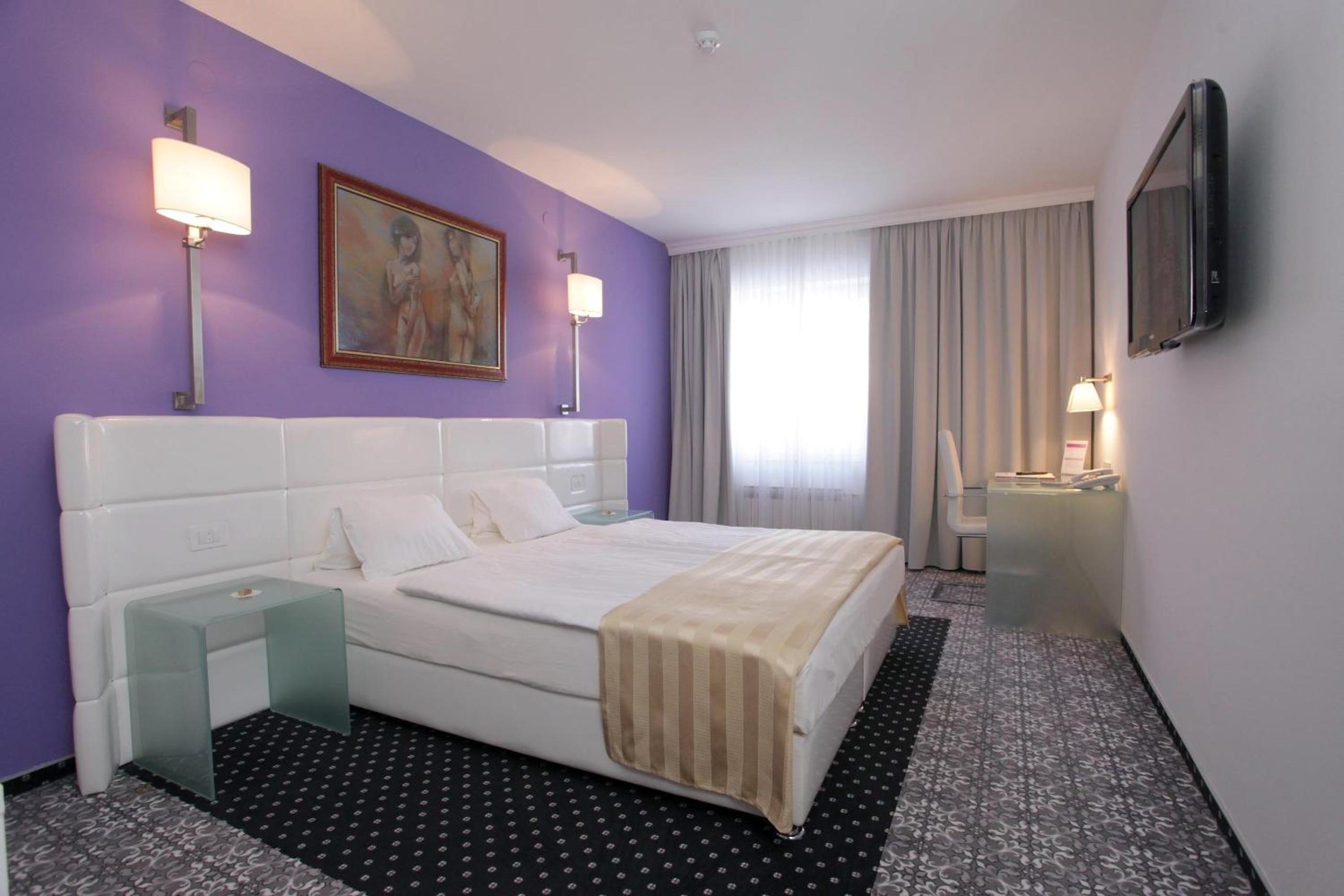 Standard Double or Twin Room - Photo 5