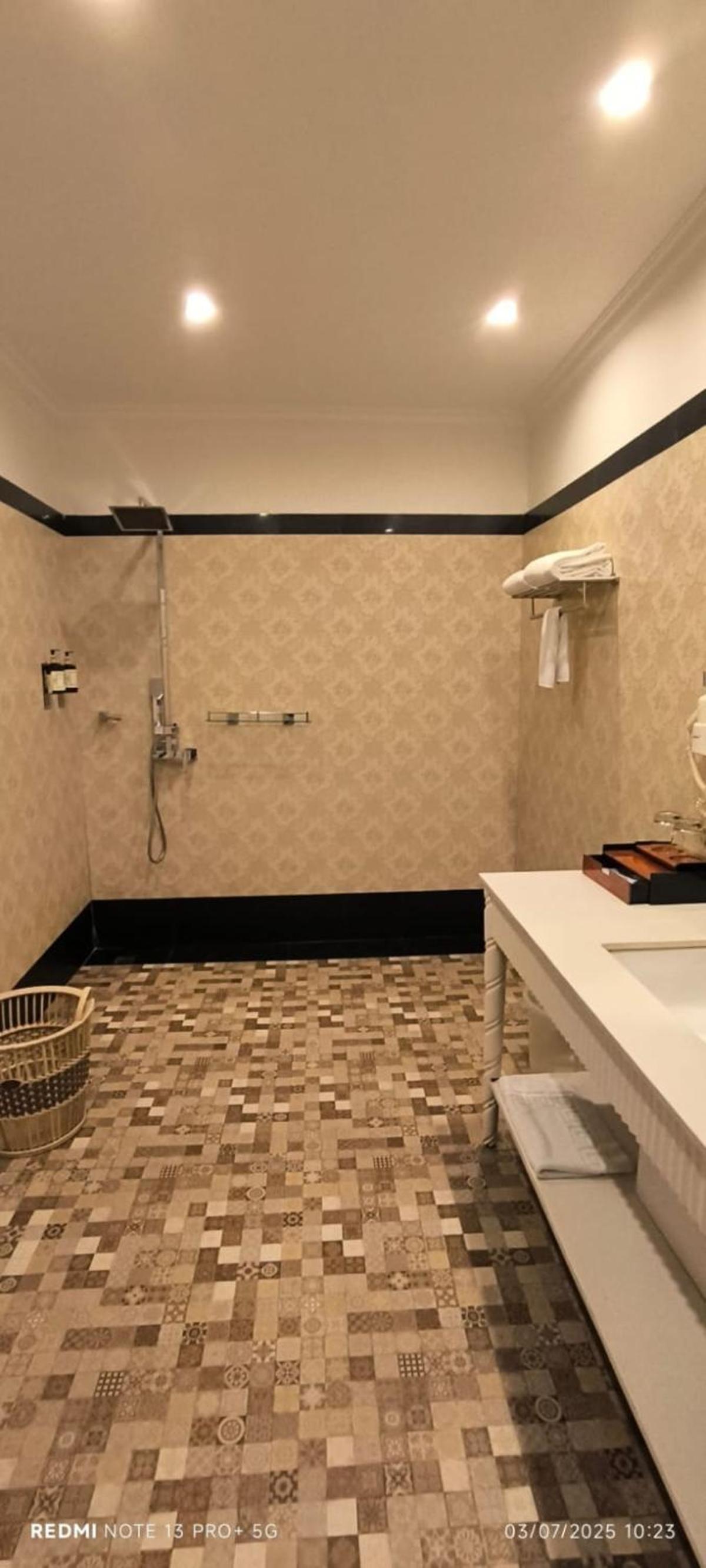 Standard Room - 10% Discount on Foods & Soft Beverages* | 15% Discounts on Laundry Services* | INR 500 spa credit during your stay on selective Massage services. TnC Apply.* | Free Minibar - 2 cans of soft Beverages (Once on Arrival)